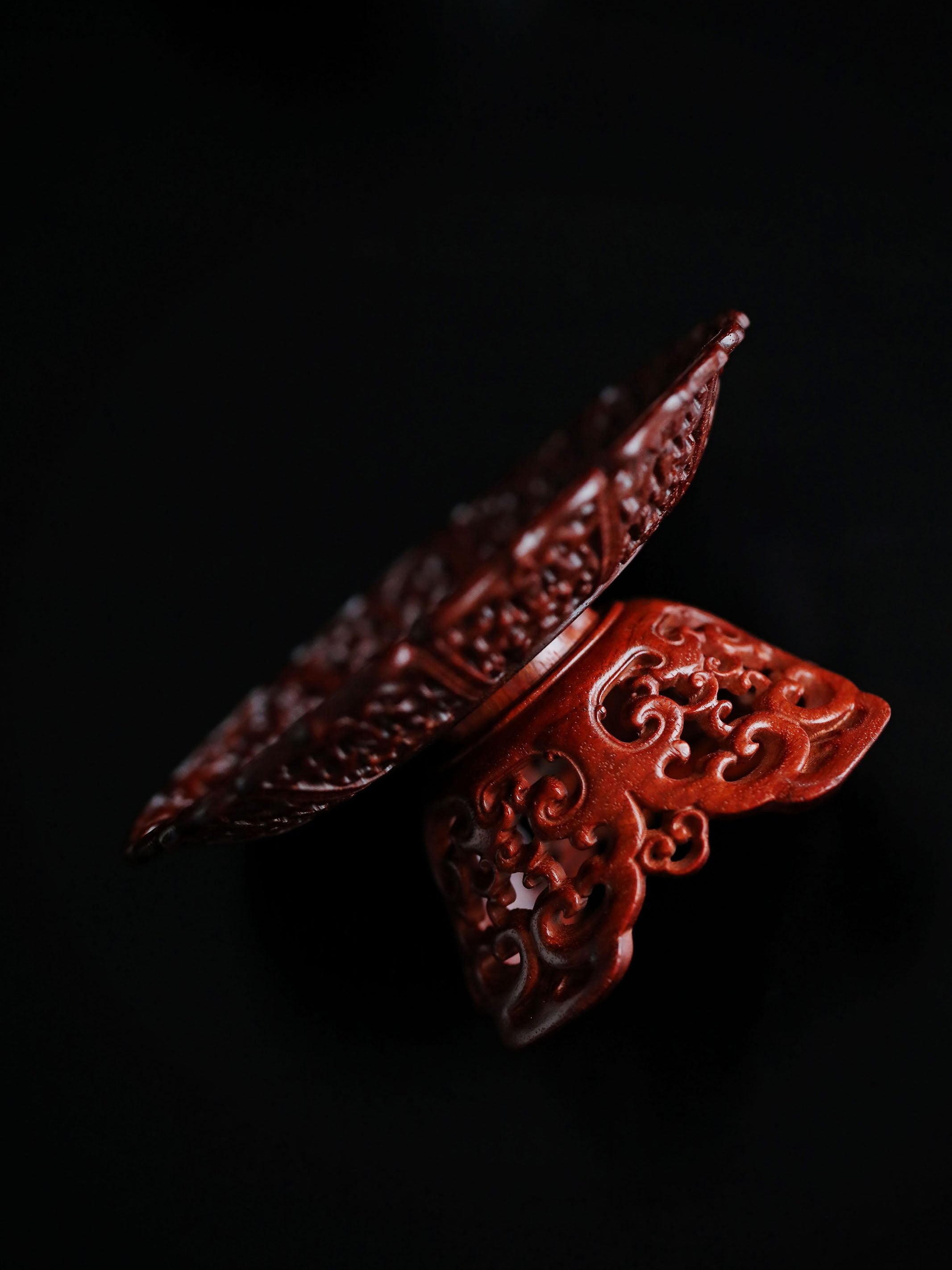 Small-leaf sandalwood/purple sandalwood passionflower pattern cup stand