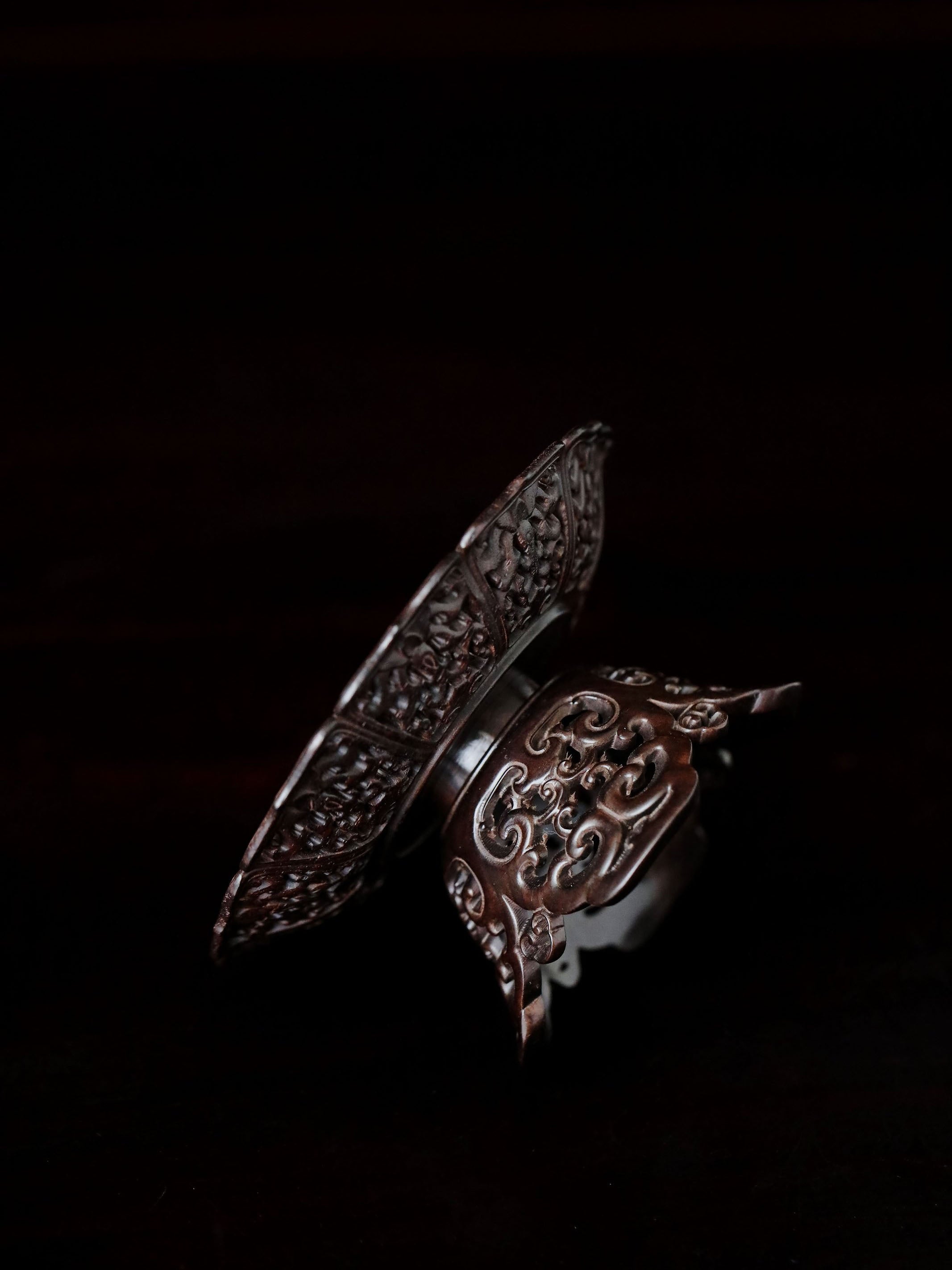 Small-leaf sandalwood/purple sandalwood passionflower pattern cup stand