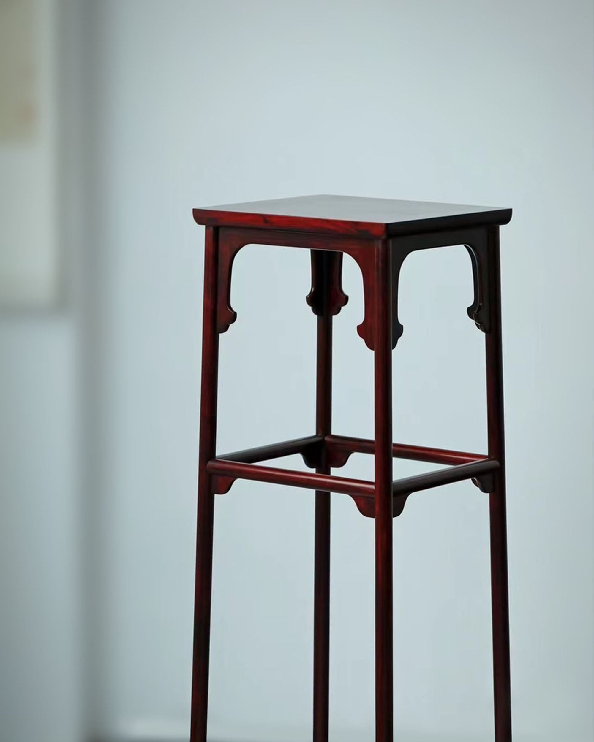 The painting "Emperor Huizong Listening to the Qin" features a tall incense stand.