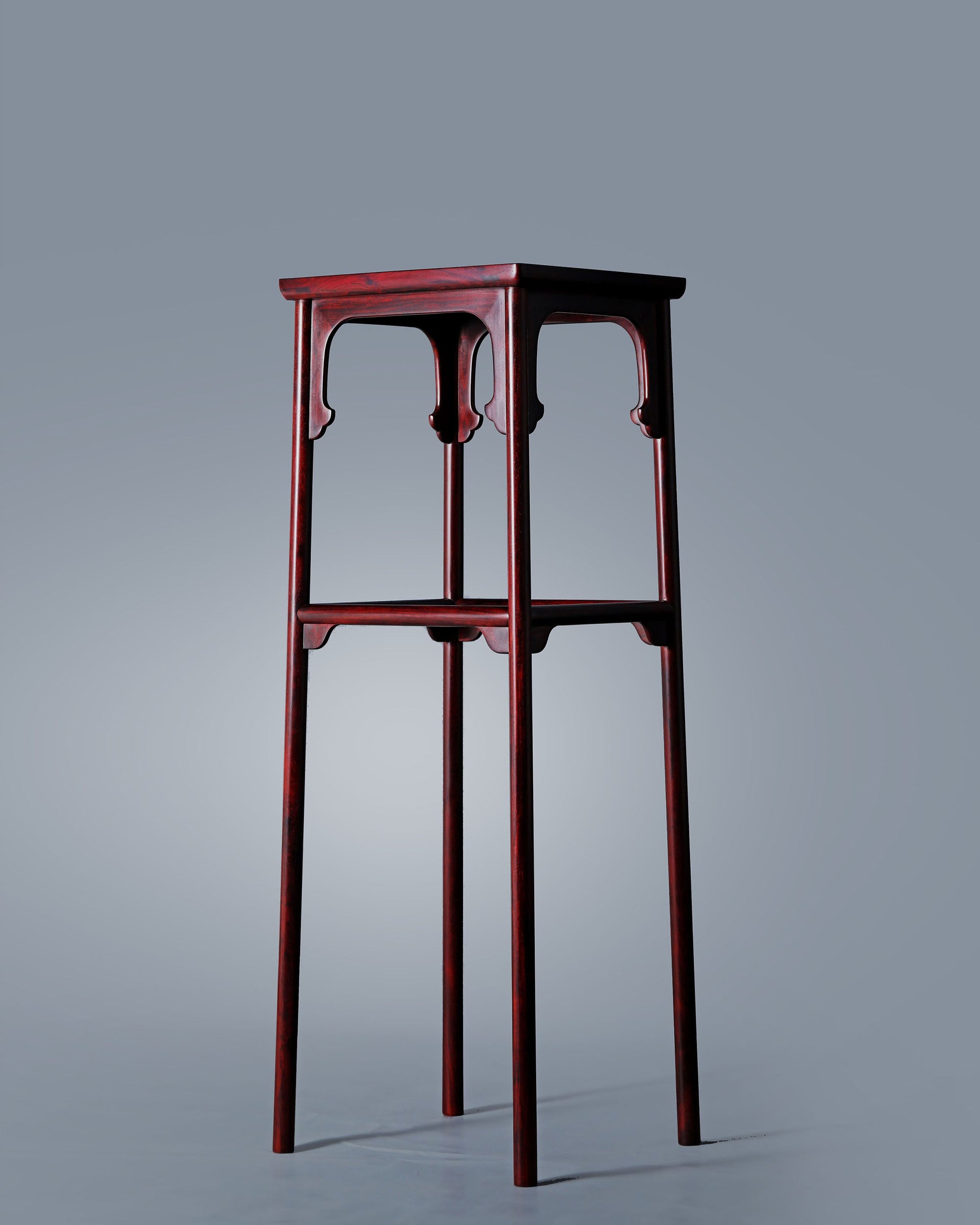 The painting "Emperor Huizong Listening to the Qin" features a tall incense stand.