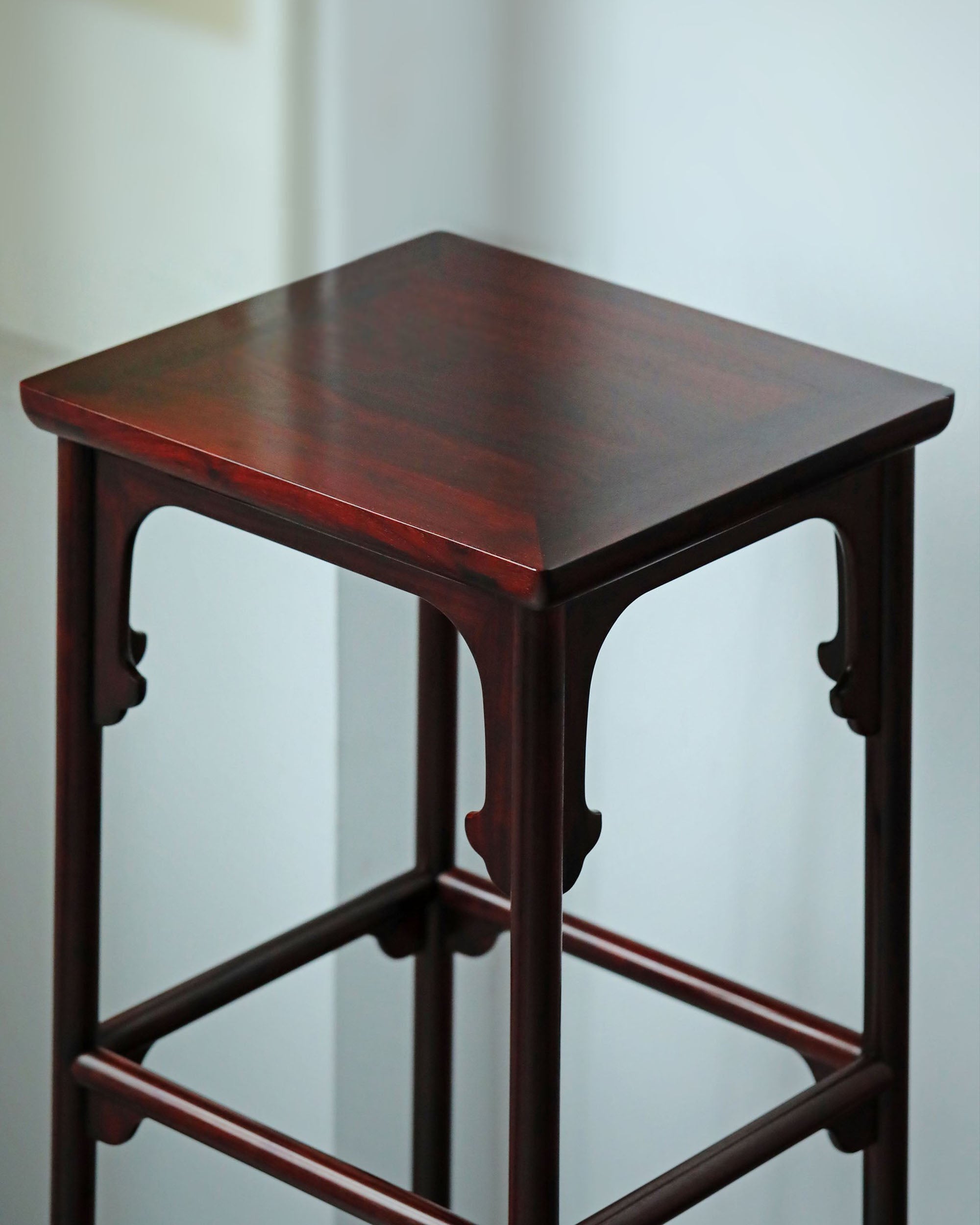 The painting "Emperor Huizong Listening to the Qin" features a tall incense stand.