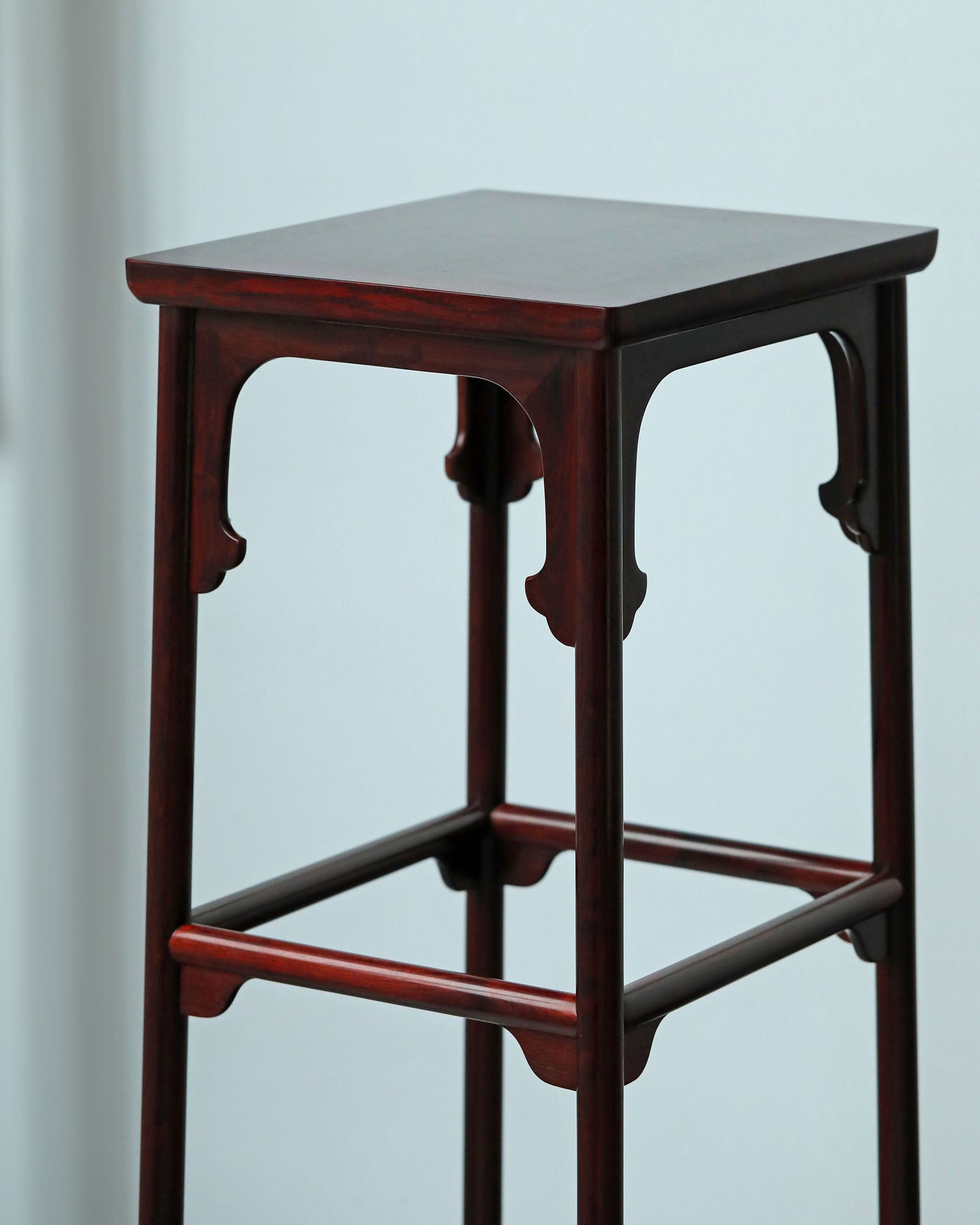 The painting "Emperor Huizong Listening to the Qin" features a tall incense stand.