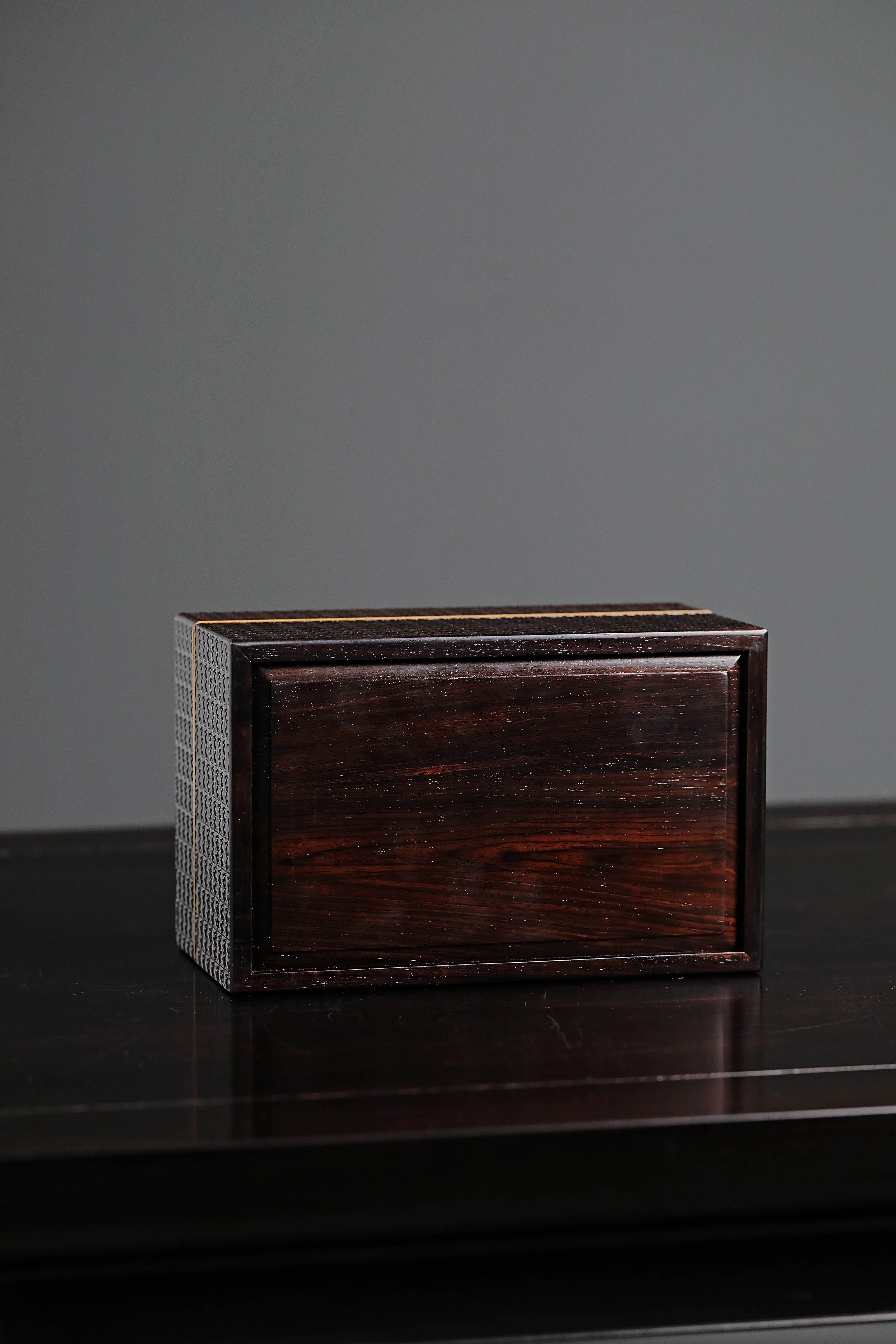 Plum blossom pattern/swastika pattern/snowflake pattern purple sandalwood tissue box