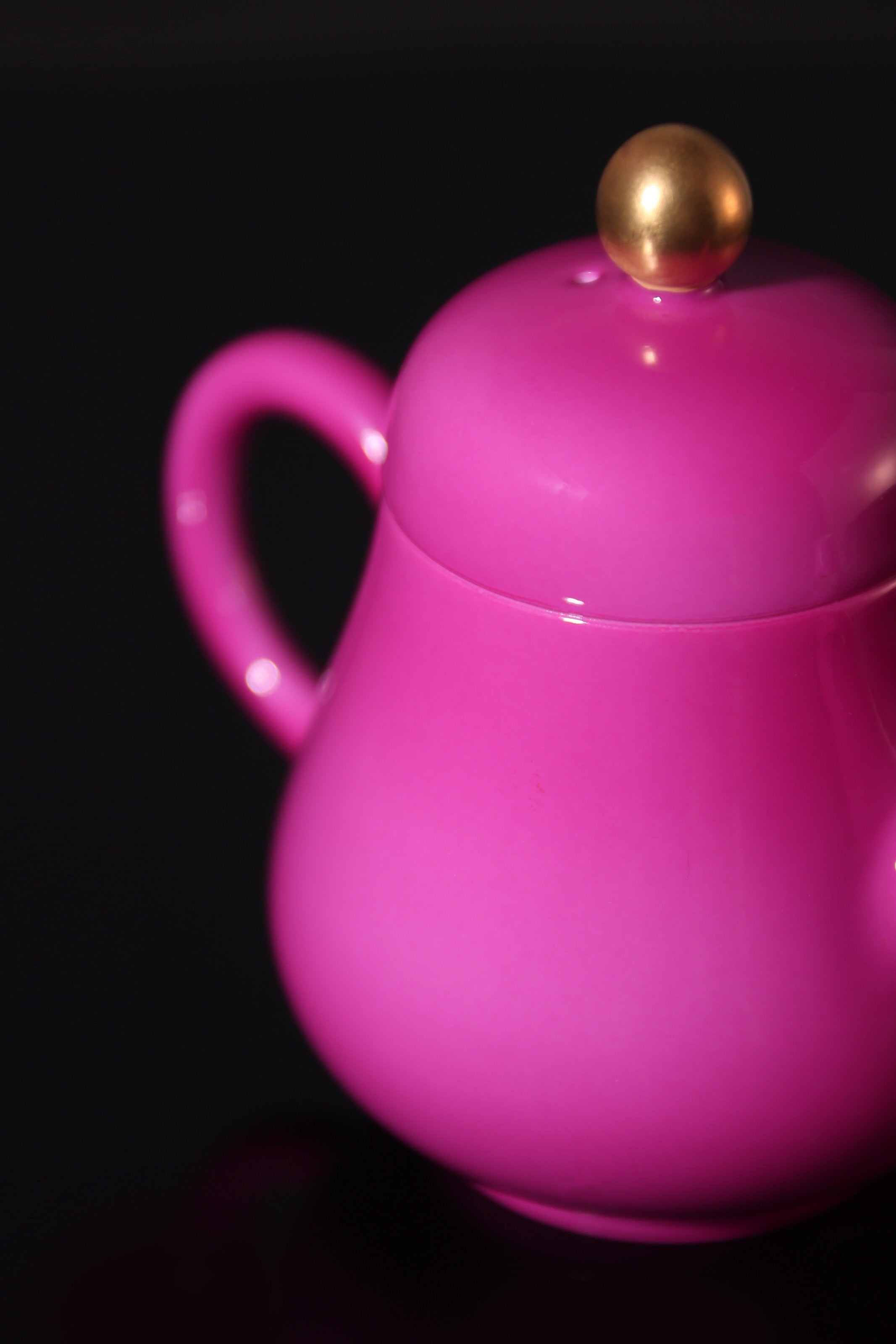 Gold-Buttoned Rouge Horizontal Pot