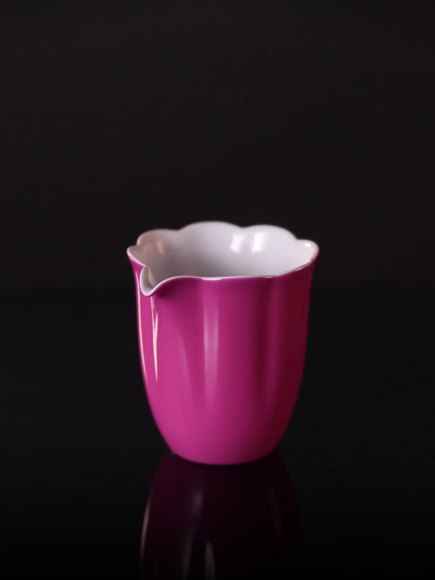 Rouge stains the cup, / Rouge lingers on the sunflower petals, a perfect match.