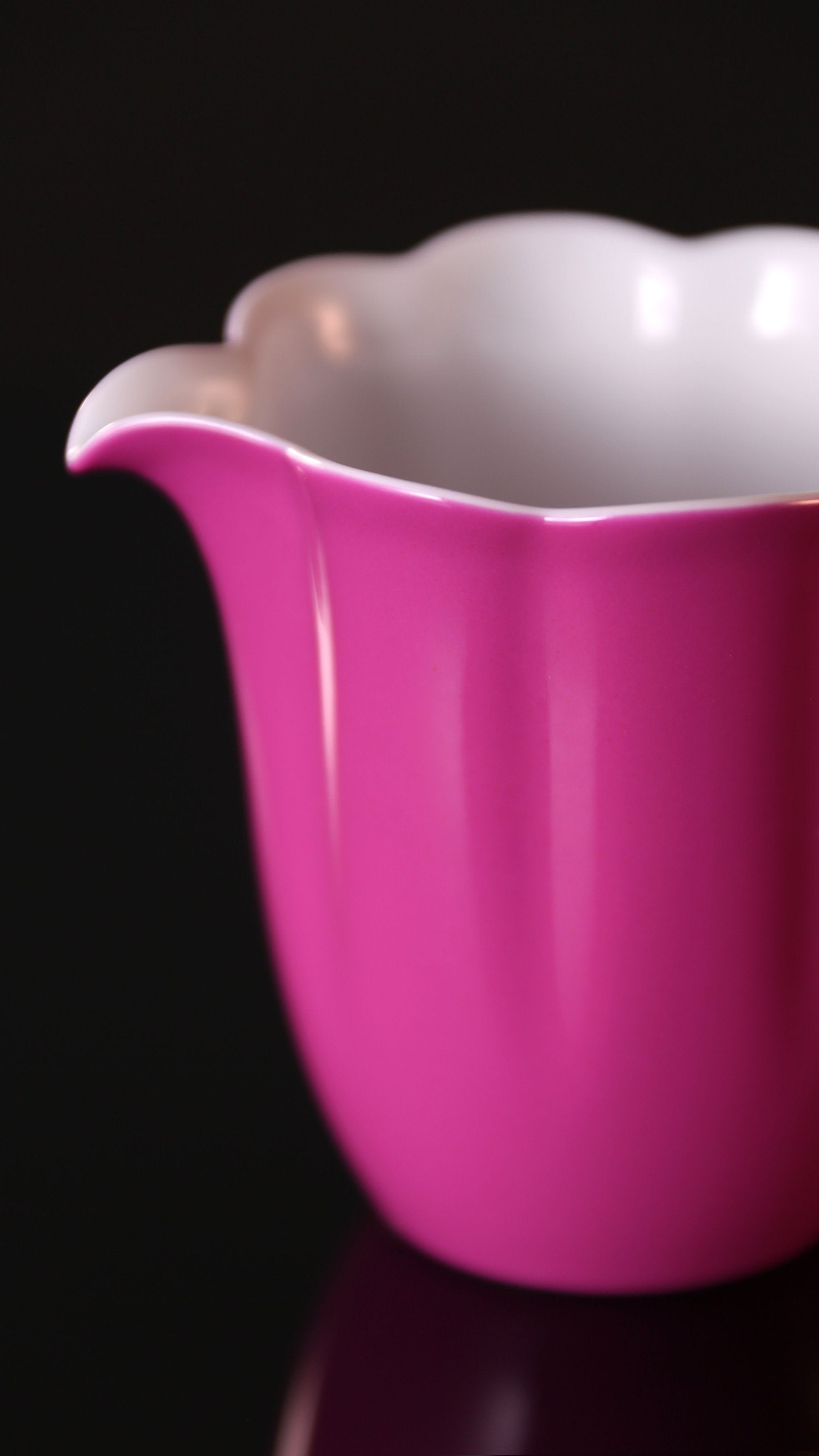 Rouge stains the cup, / Rouge lingers on the sunflower petals, a perfect match.