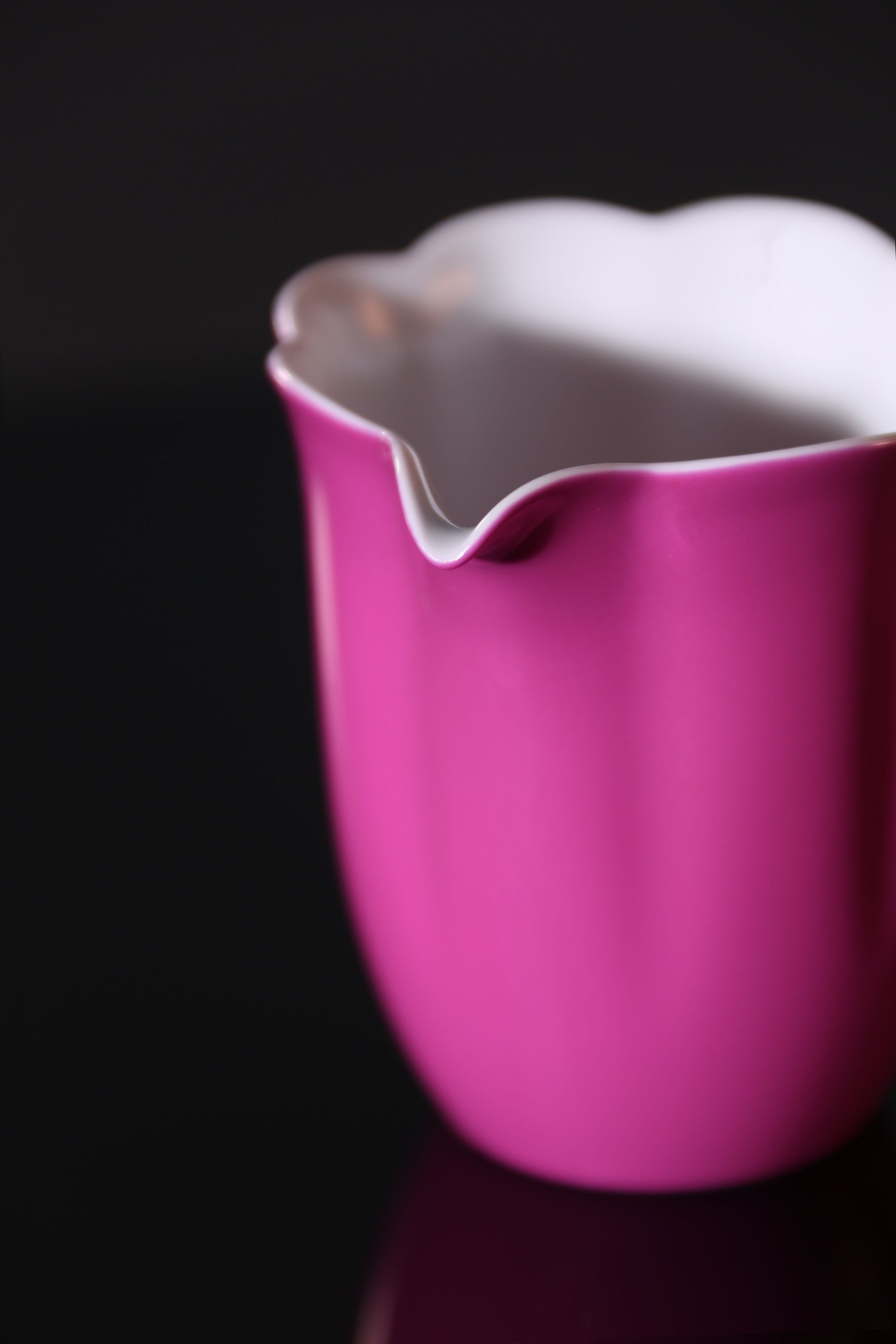 Rouge stains the cup, / Rouge lingers on the sunflower petals, a perfect match.