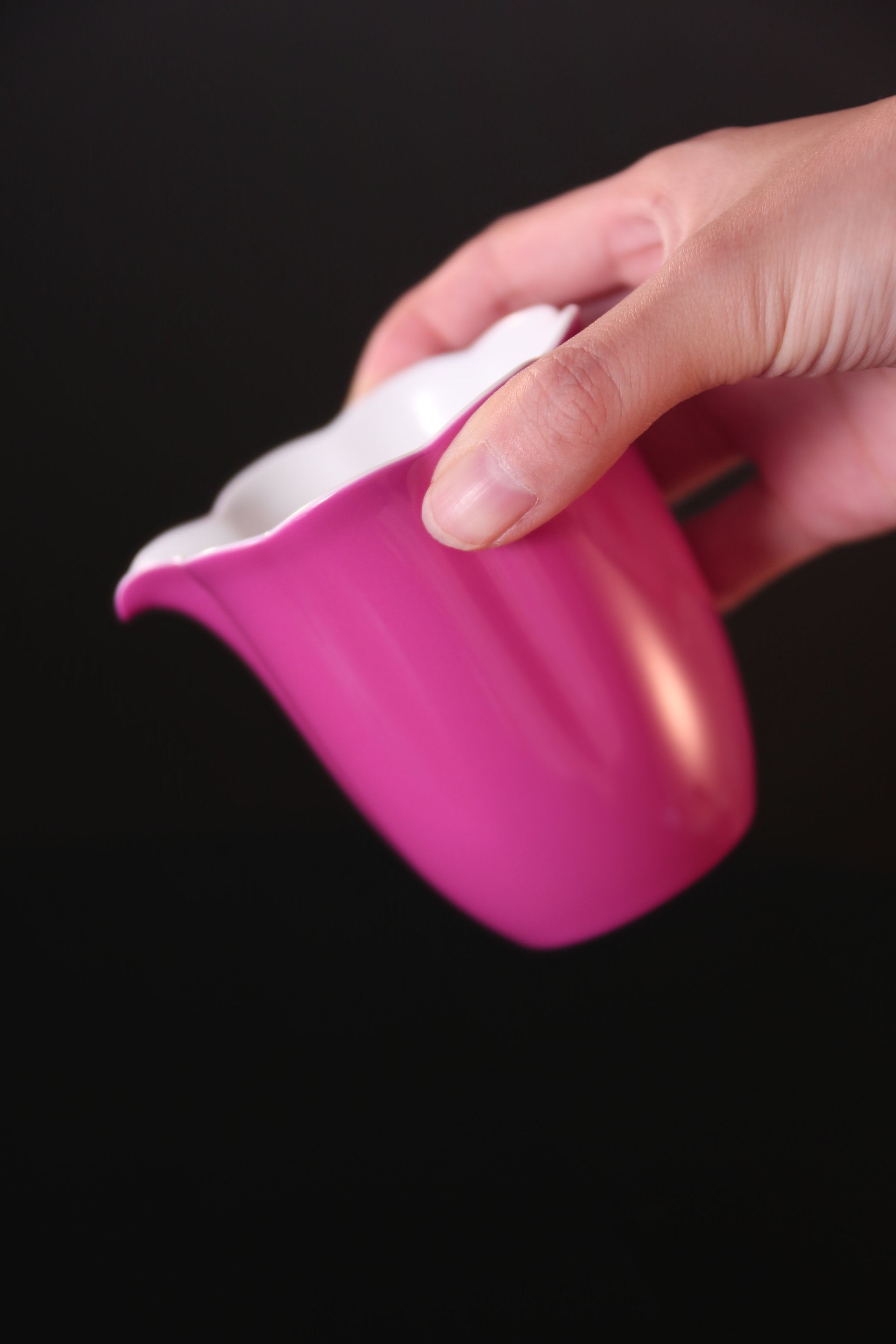 Rouge stains the cup, / Rouge lingers on the sunflower petals, a perfect match.