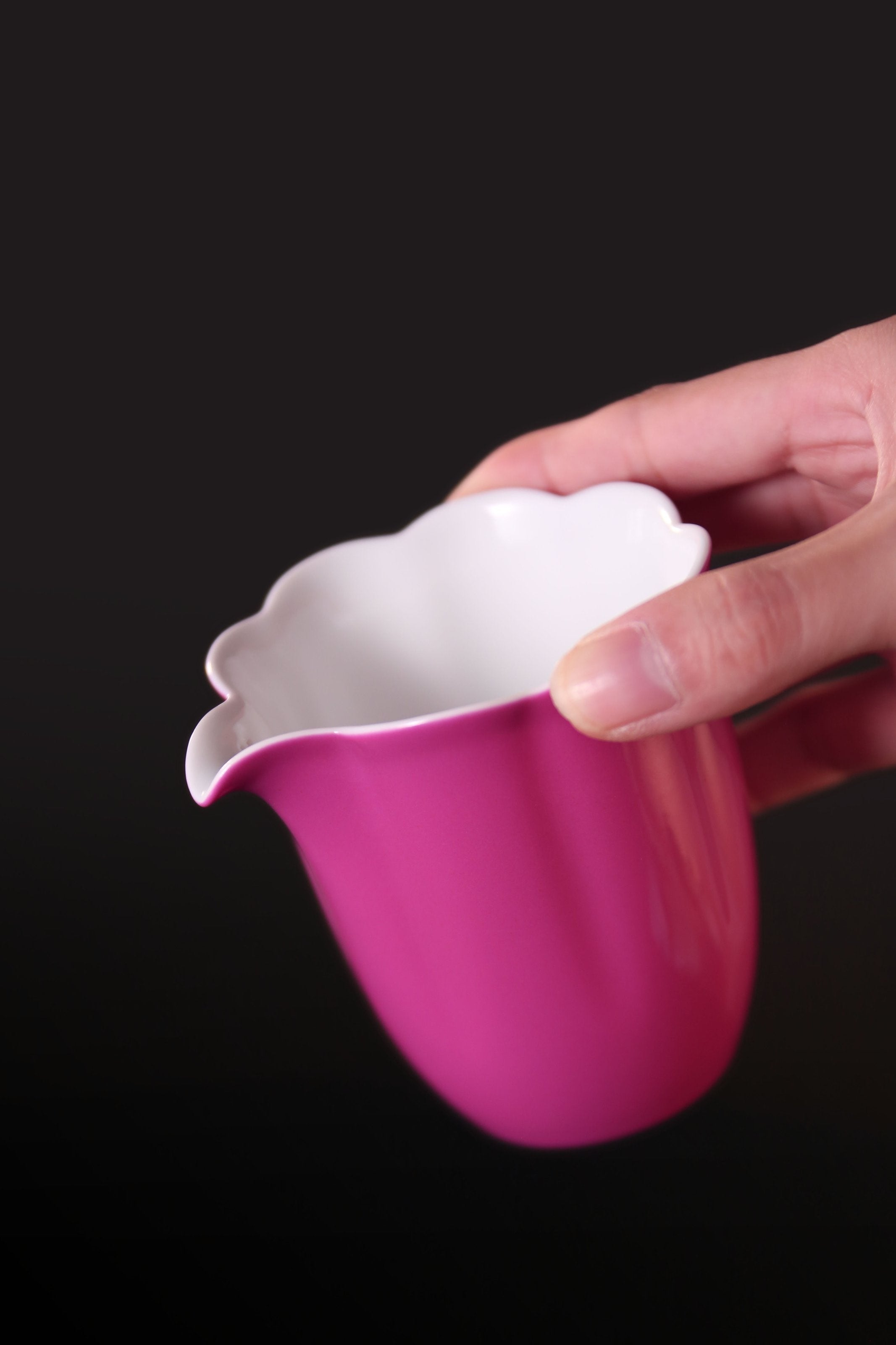 Rouge stains the cup, / Rouge lingers on the sunflower petals, a perfect match.