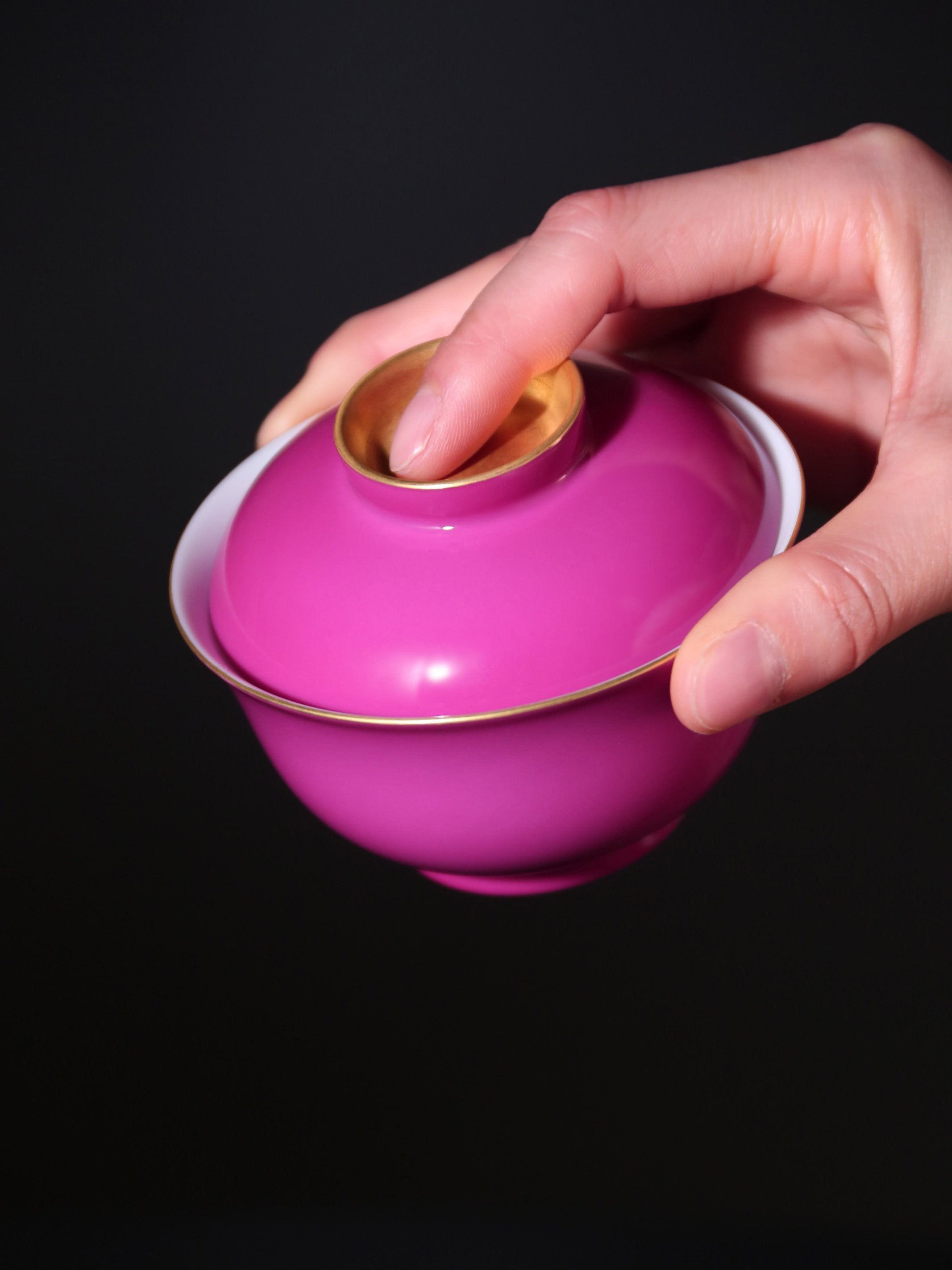 Rouge stains the bowl with gold, / Rouge leaves a trail of intoxication.