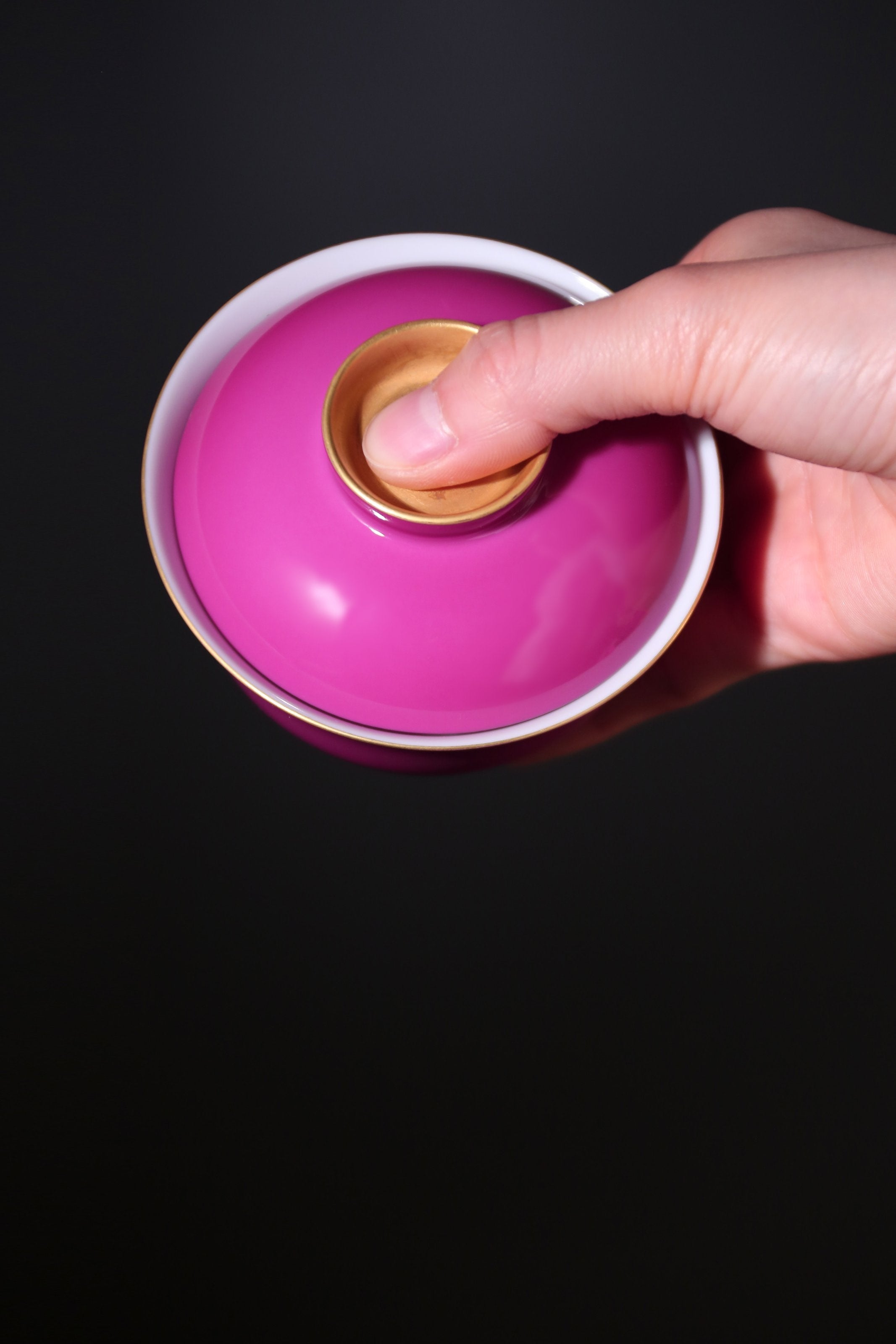 Rouge stains the bowl with gold, / Rouge leaves a trail of intoxication.