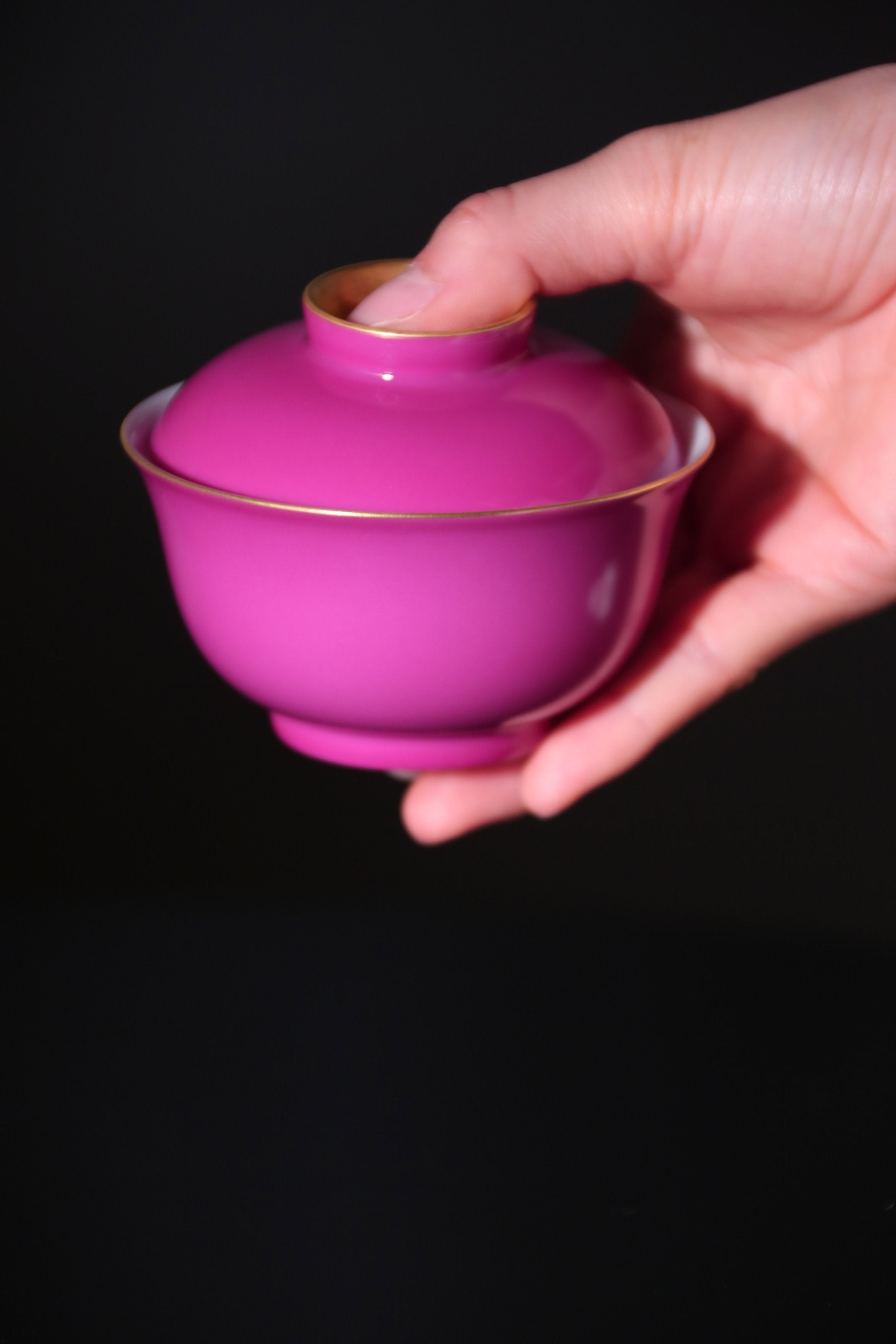 Rouge stains the bowl with gold, / Rouge leaves a trail of intoxication.