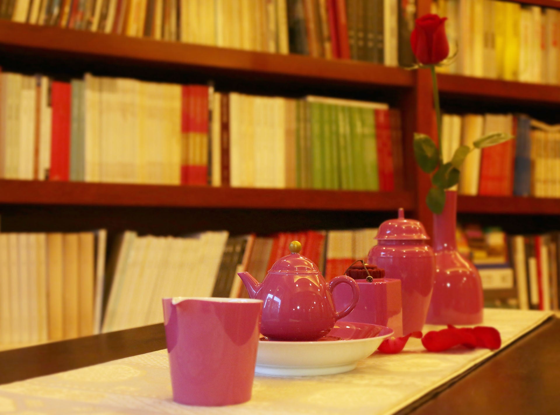 Gold-knobbed rouge pear-shaped pot