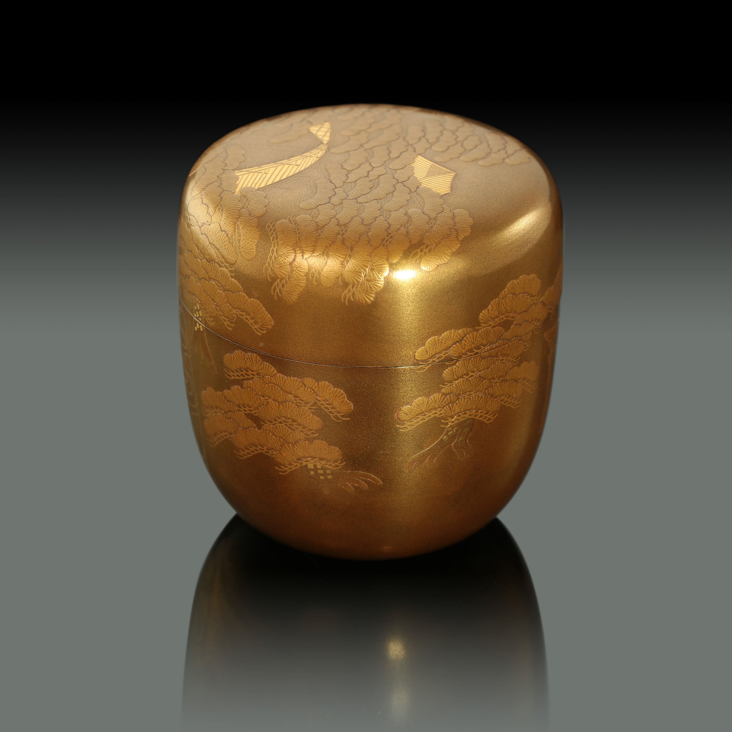 Ichigo Ichizoku-zukuri (a type of tea date) with landscape and maki-e pattern.