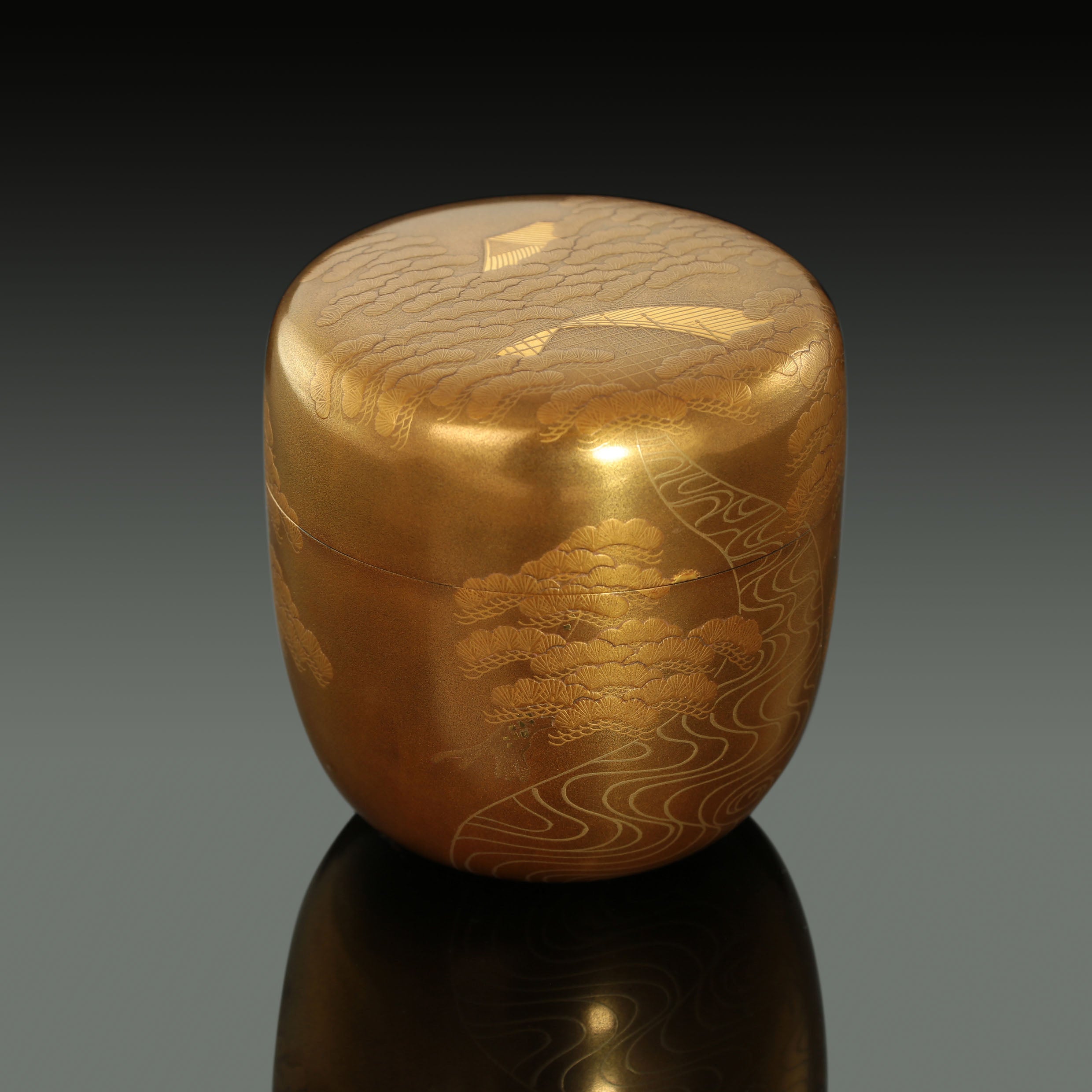 Ichigo Ichizoku-zukuri (a type of tea date) with landscape and maki-e pattern.