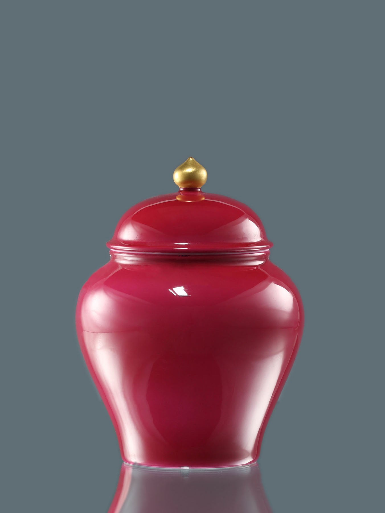 Rouge stains the jar / Rouge lingers in the general's wine pot