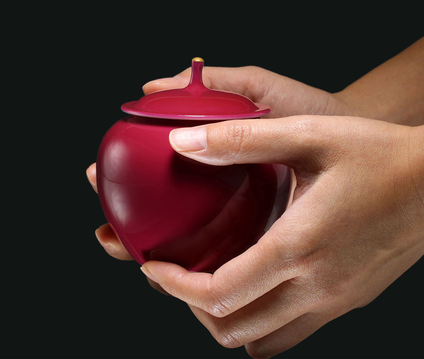 Rouge stains / Rouge lingers in the jar