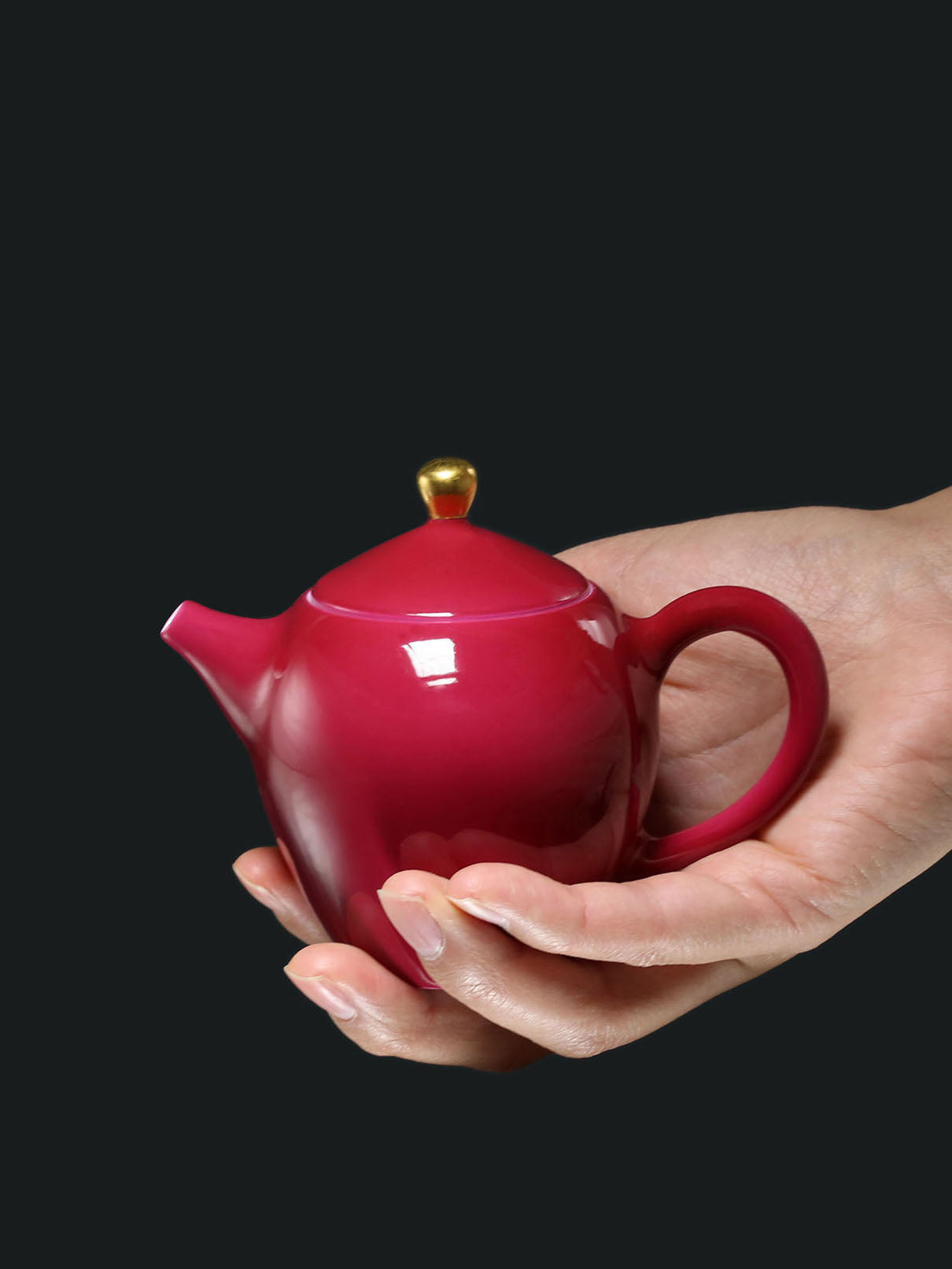 A touch of red intoxicates the water teapot