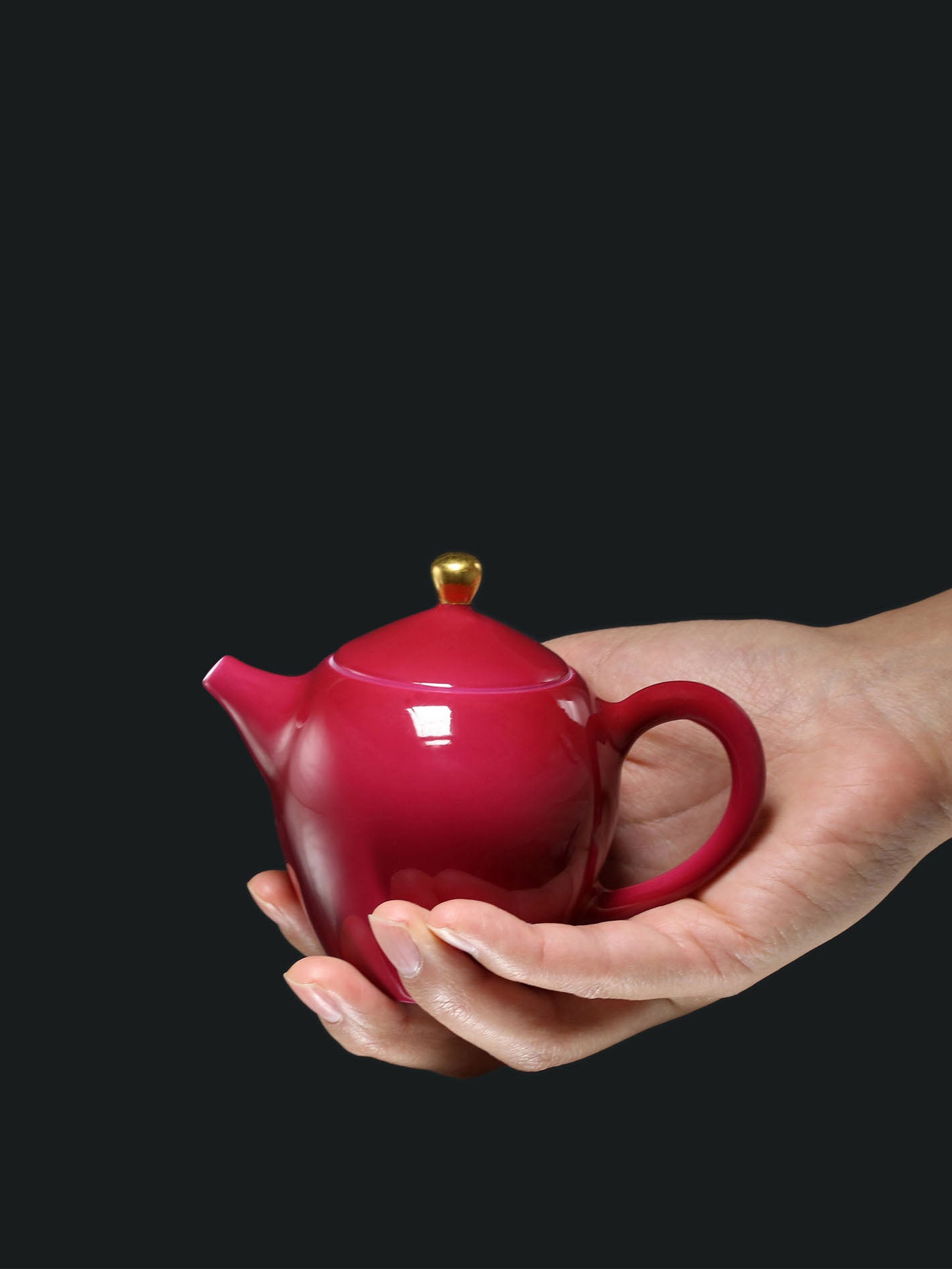 A touch of red intoxicates the water teapot