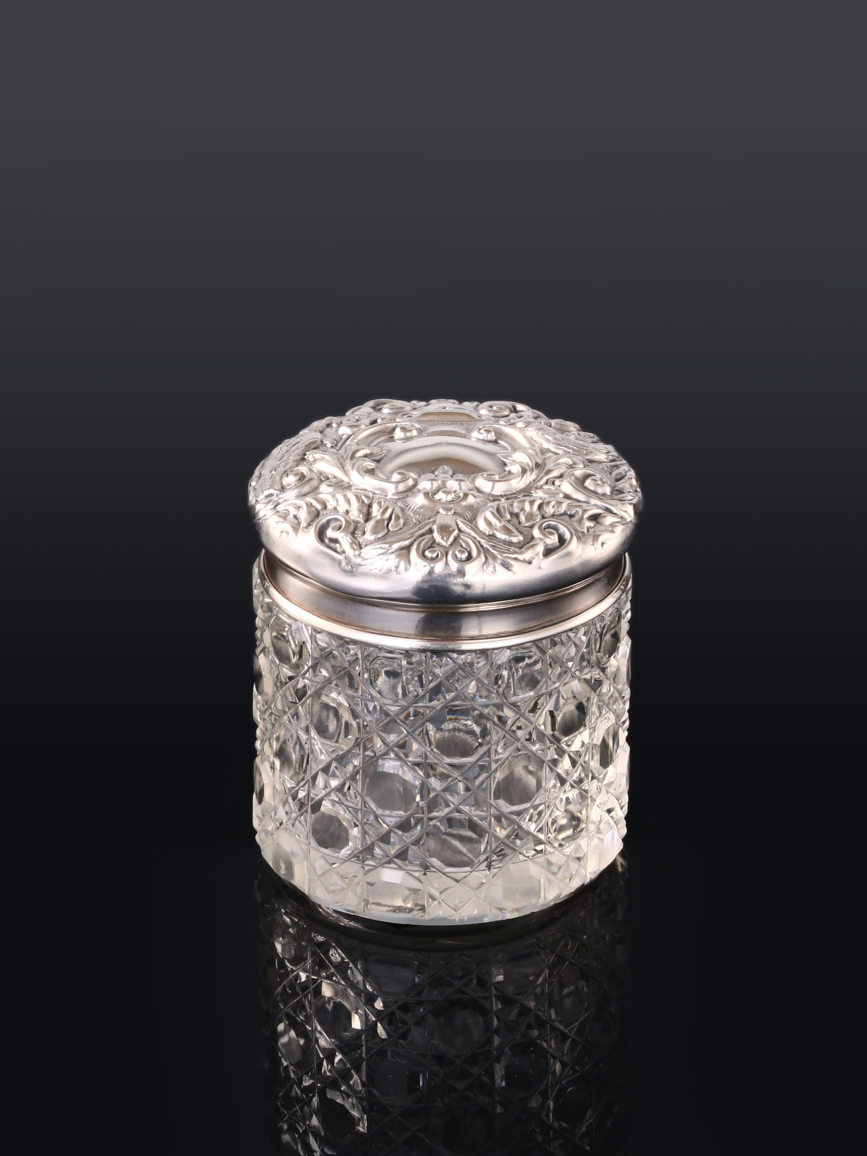 Antique British tea caddy with sterling silver lid and crystal cutting technique, 1905.