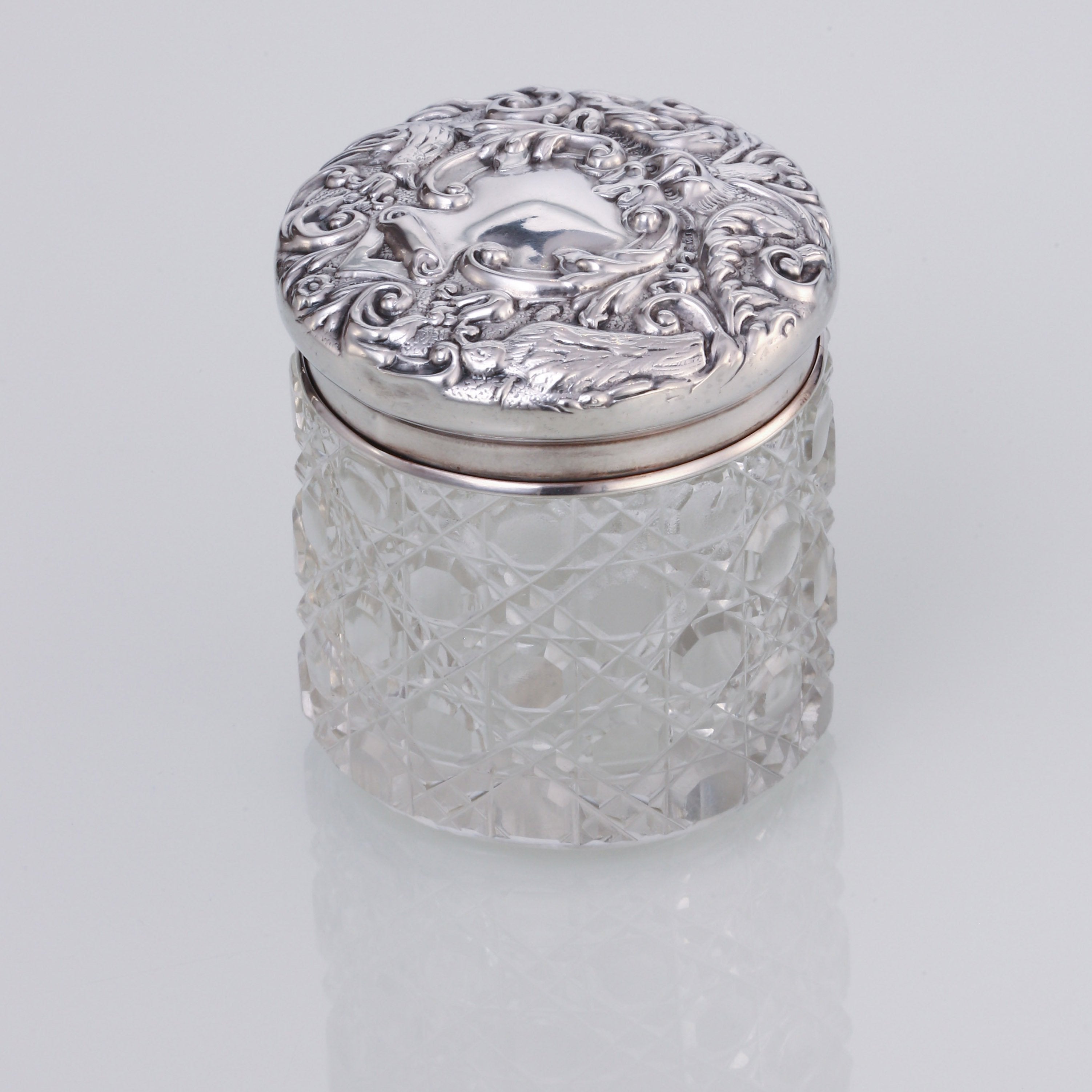 Antique British tea caddy with sterling silver lid and crystal cutting technique, 1905.