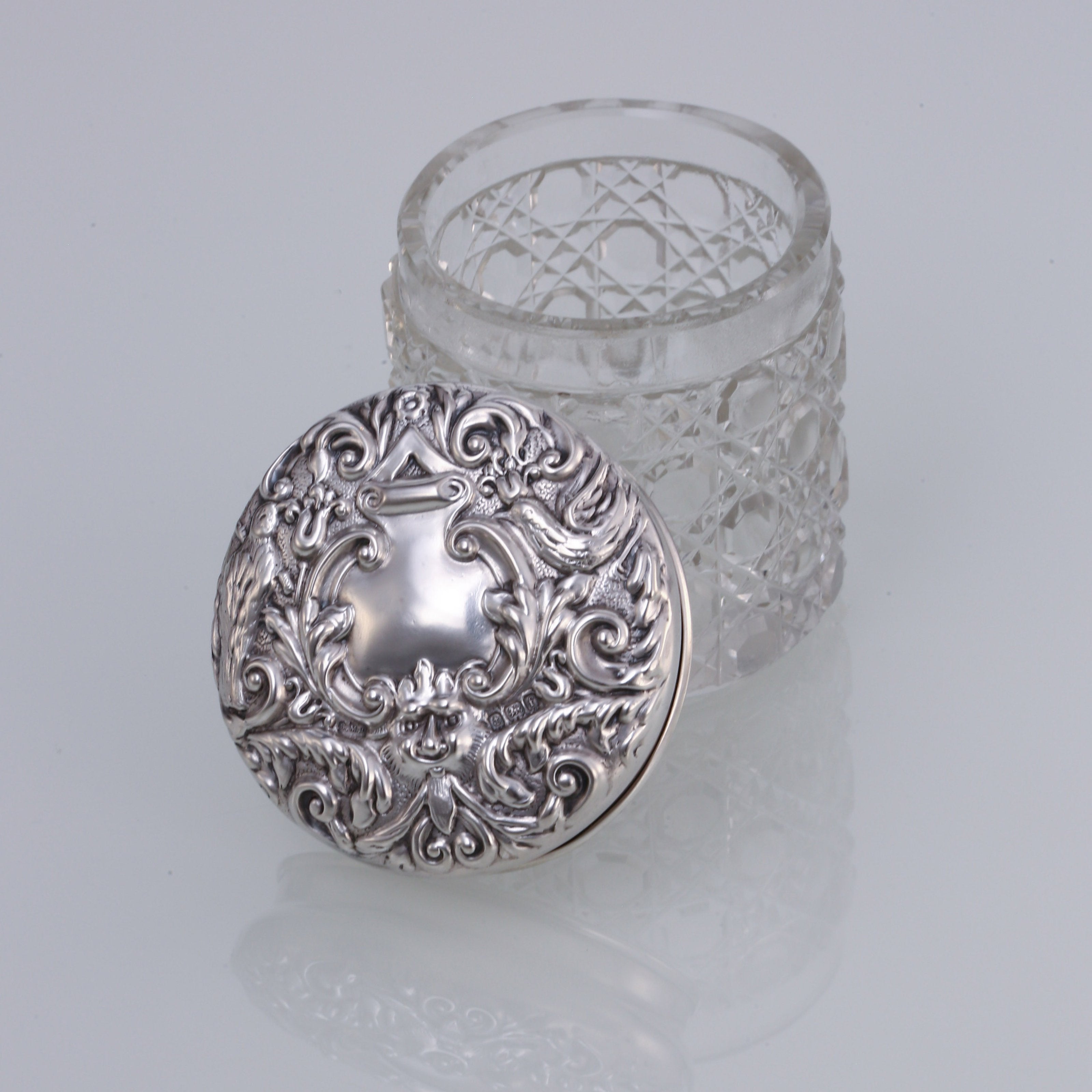 Antique British tea caddy with sterling silver lid and crystal cutting technique, 1905.