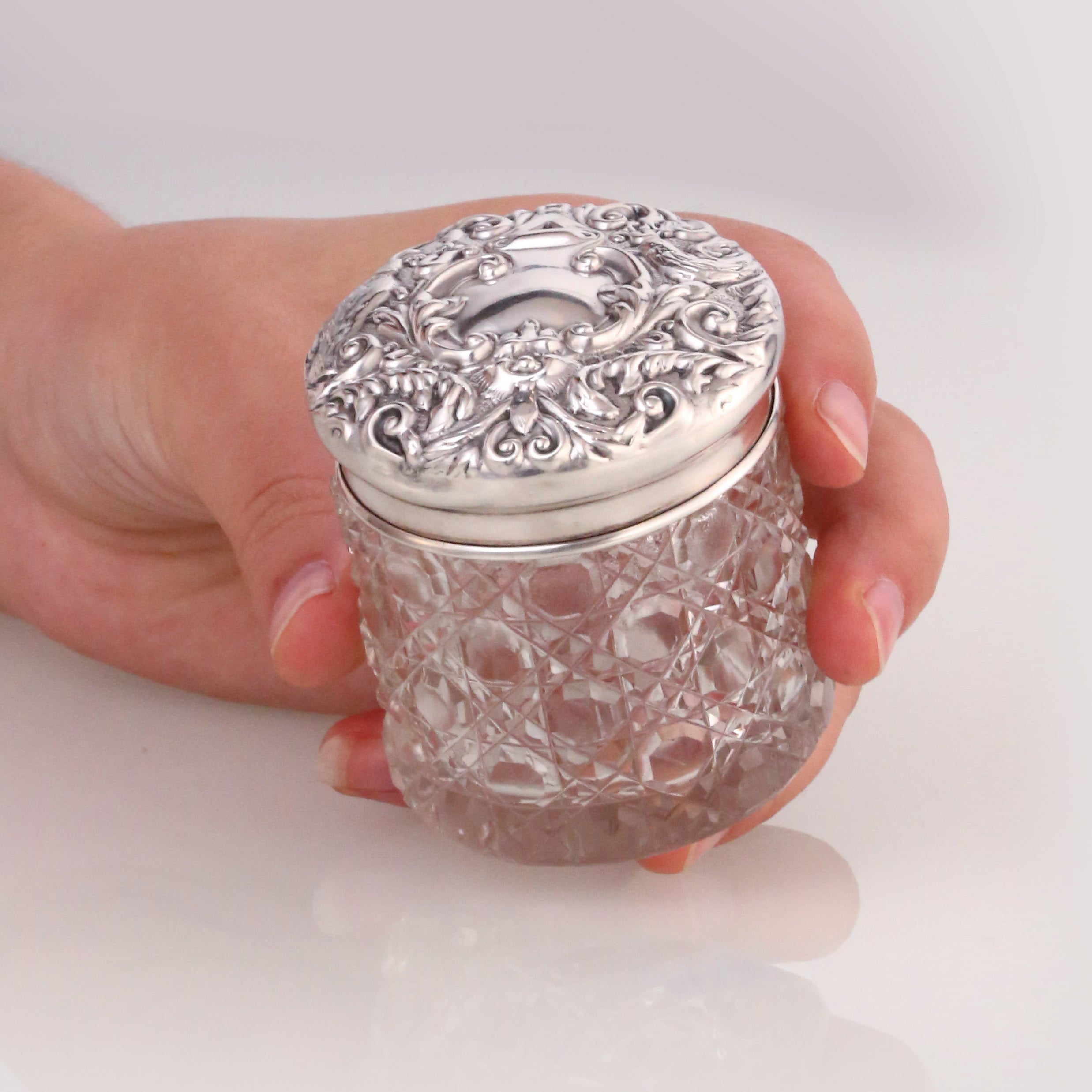Antique British tea caddy with sterling silver lid and crystal cutting technique, 1905.