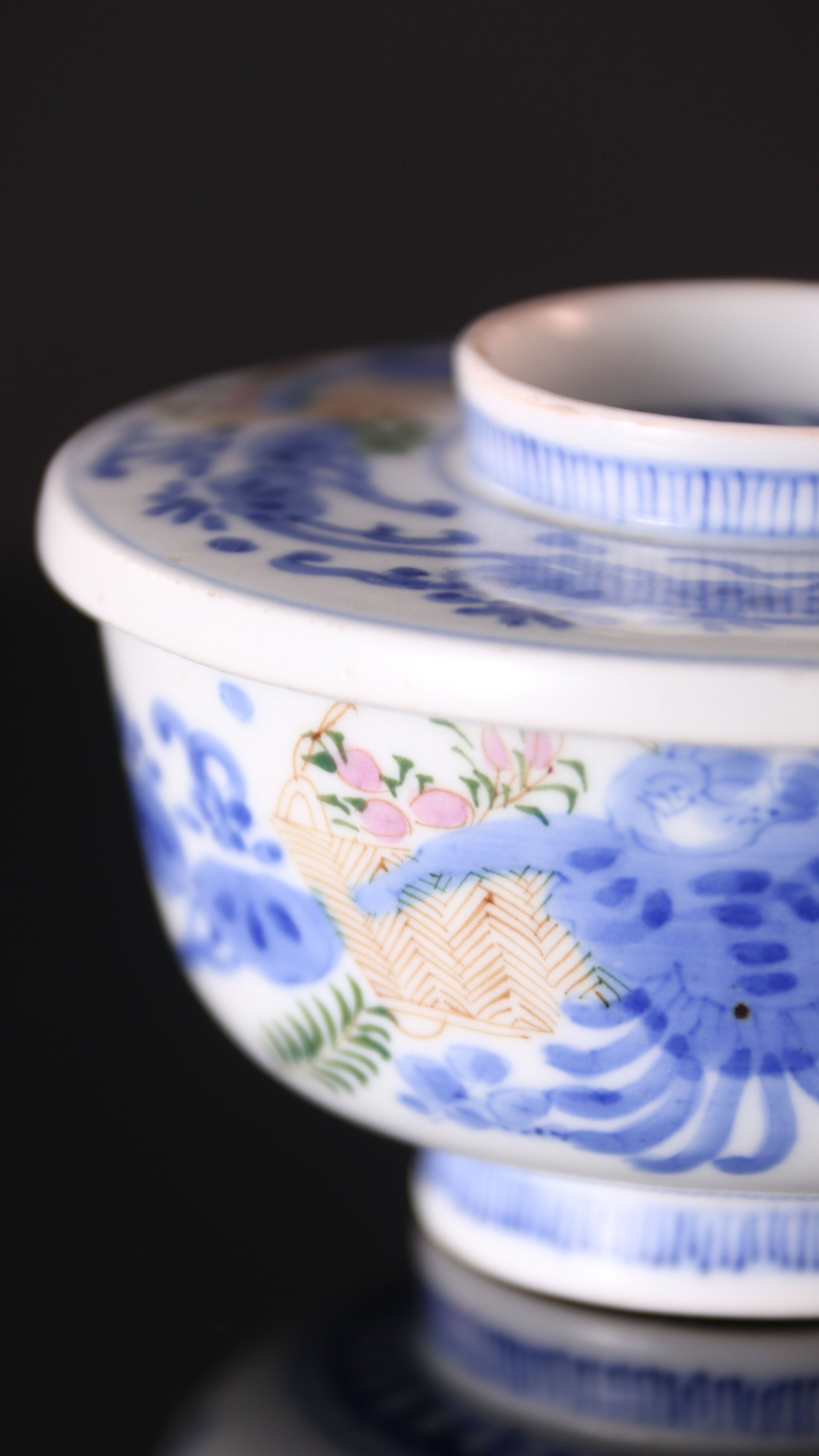 Japanese Imari floral-patterned covered bowl (lid)
