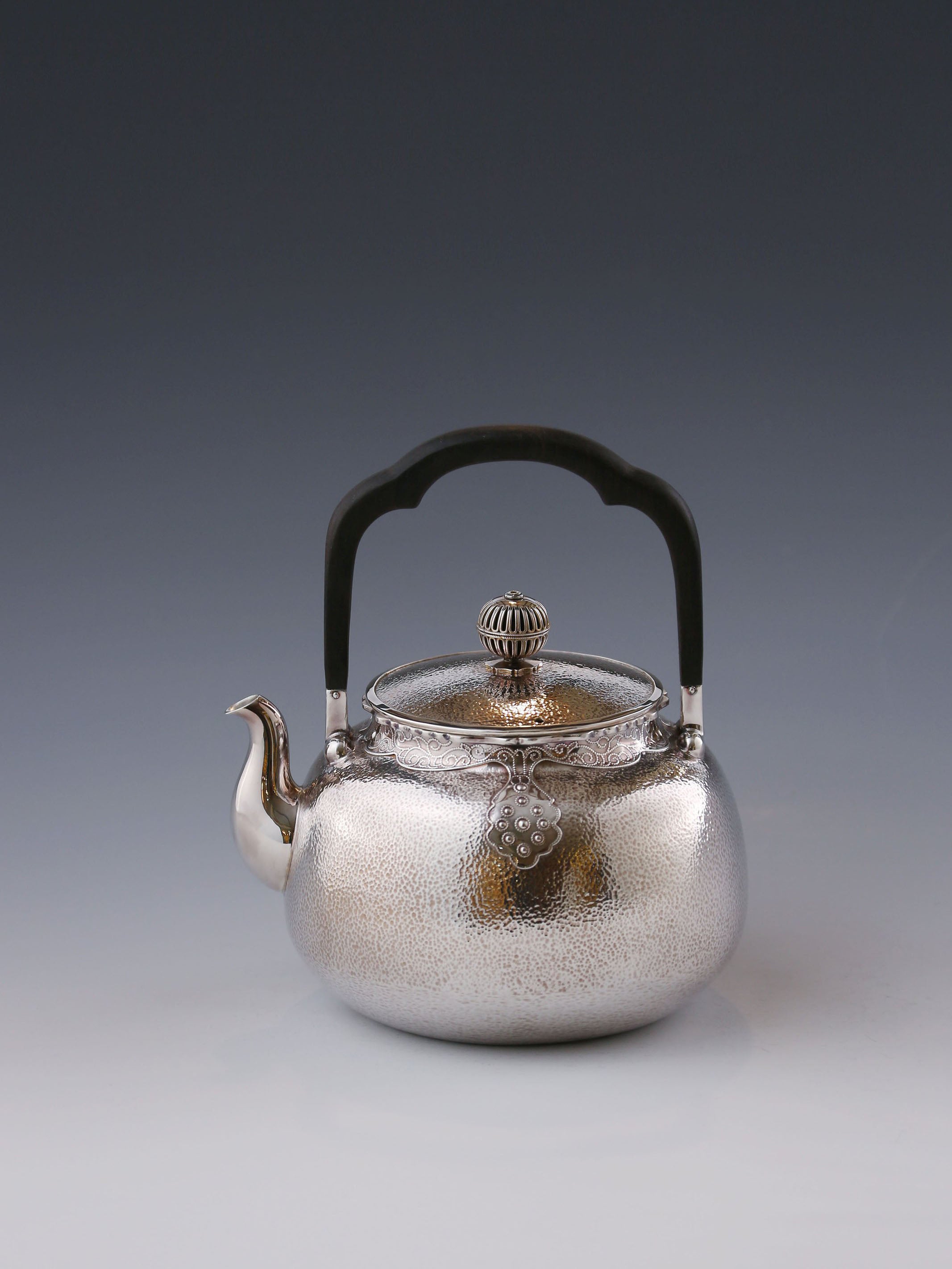 Cloud-shoulder silver pot