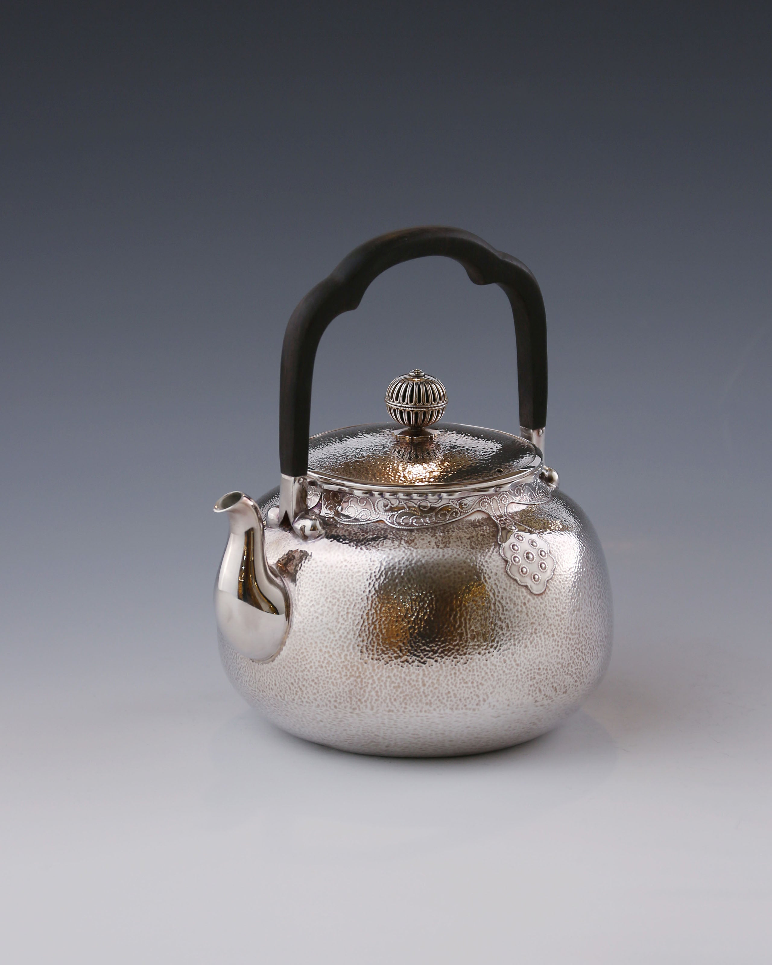 Cloud-shoulder silver pot