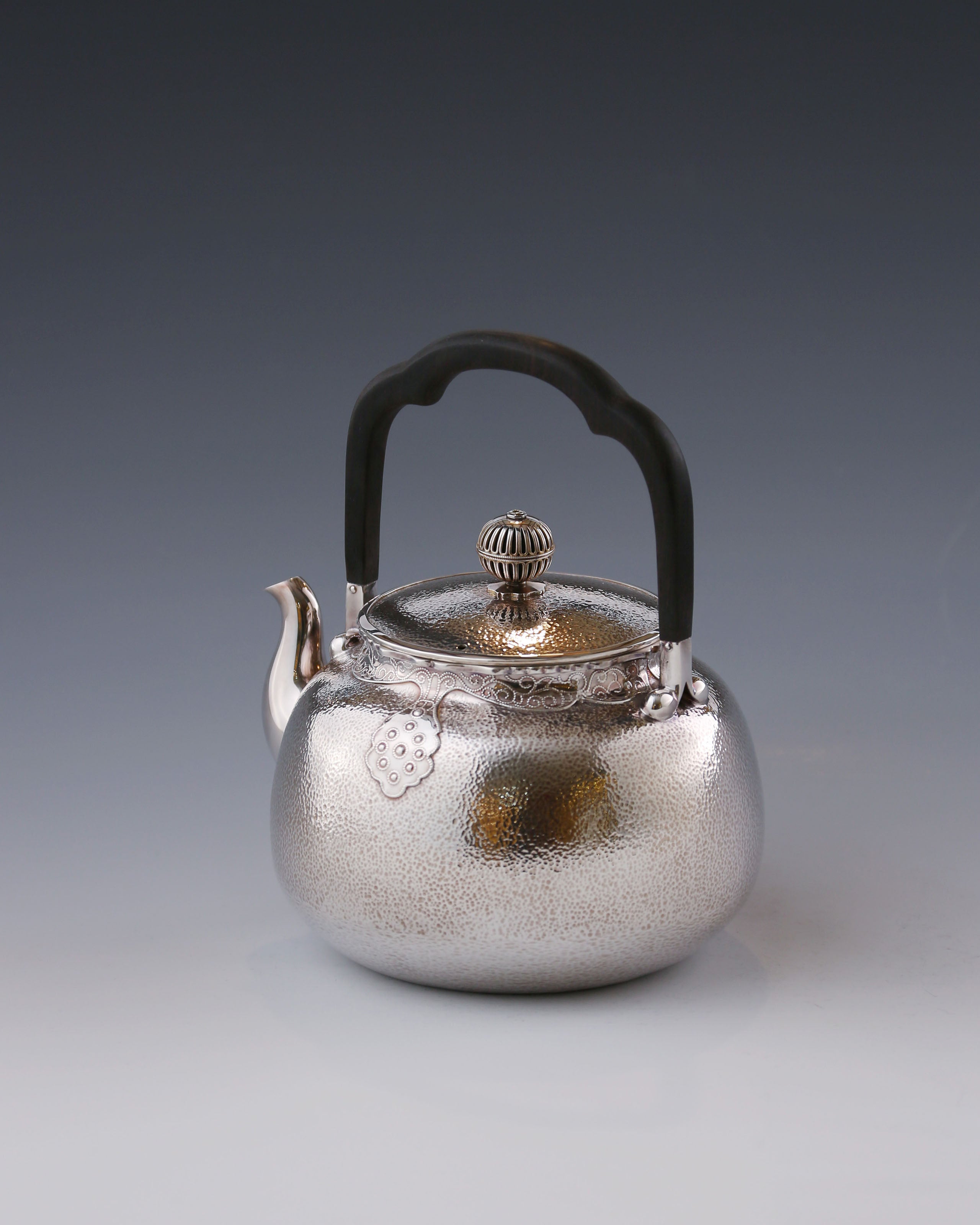 Cloud-shoulder silver pot