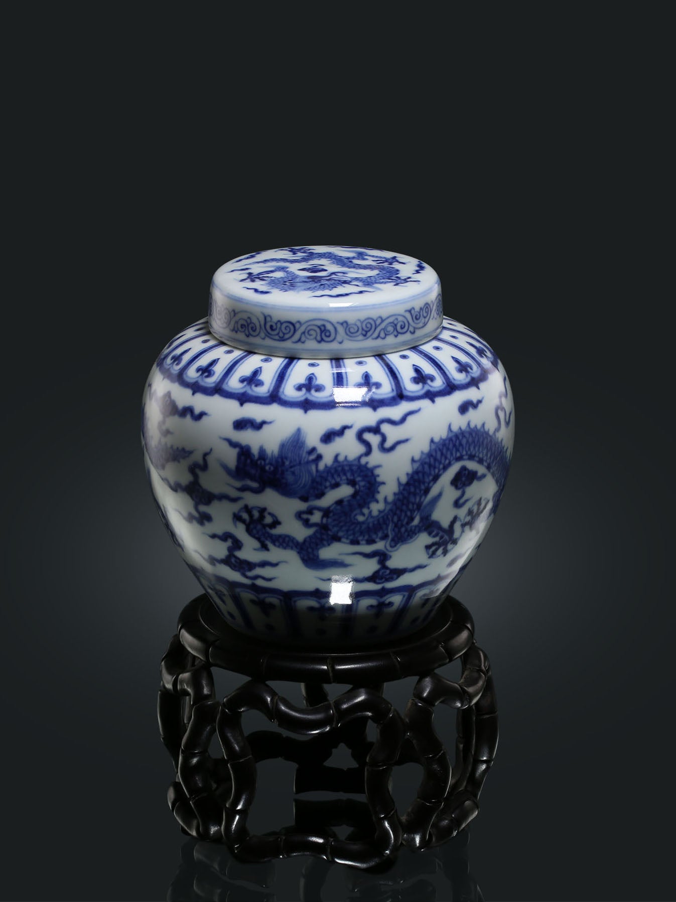 Blue and white porcelain tea canister with dragon design