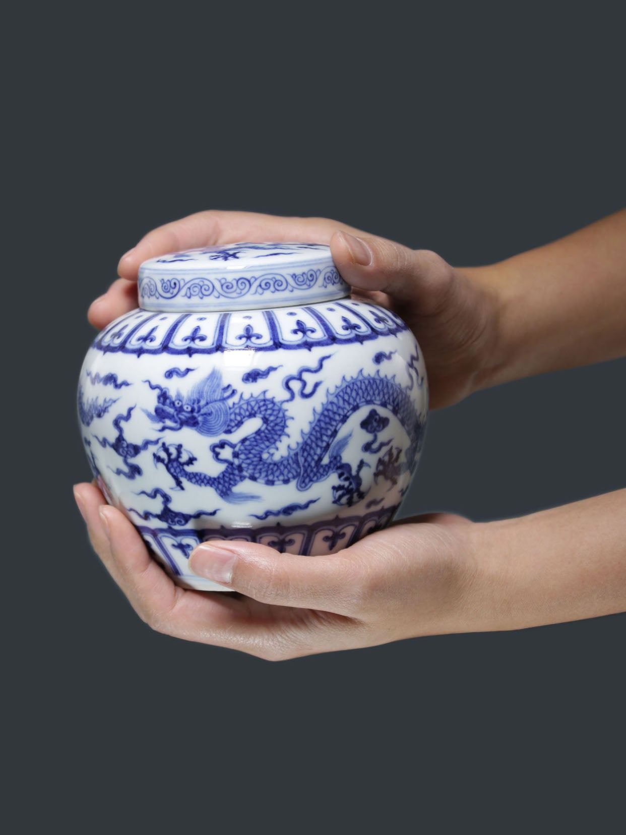 Blue and white porcelain tea canister with dragon design
