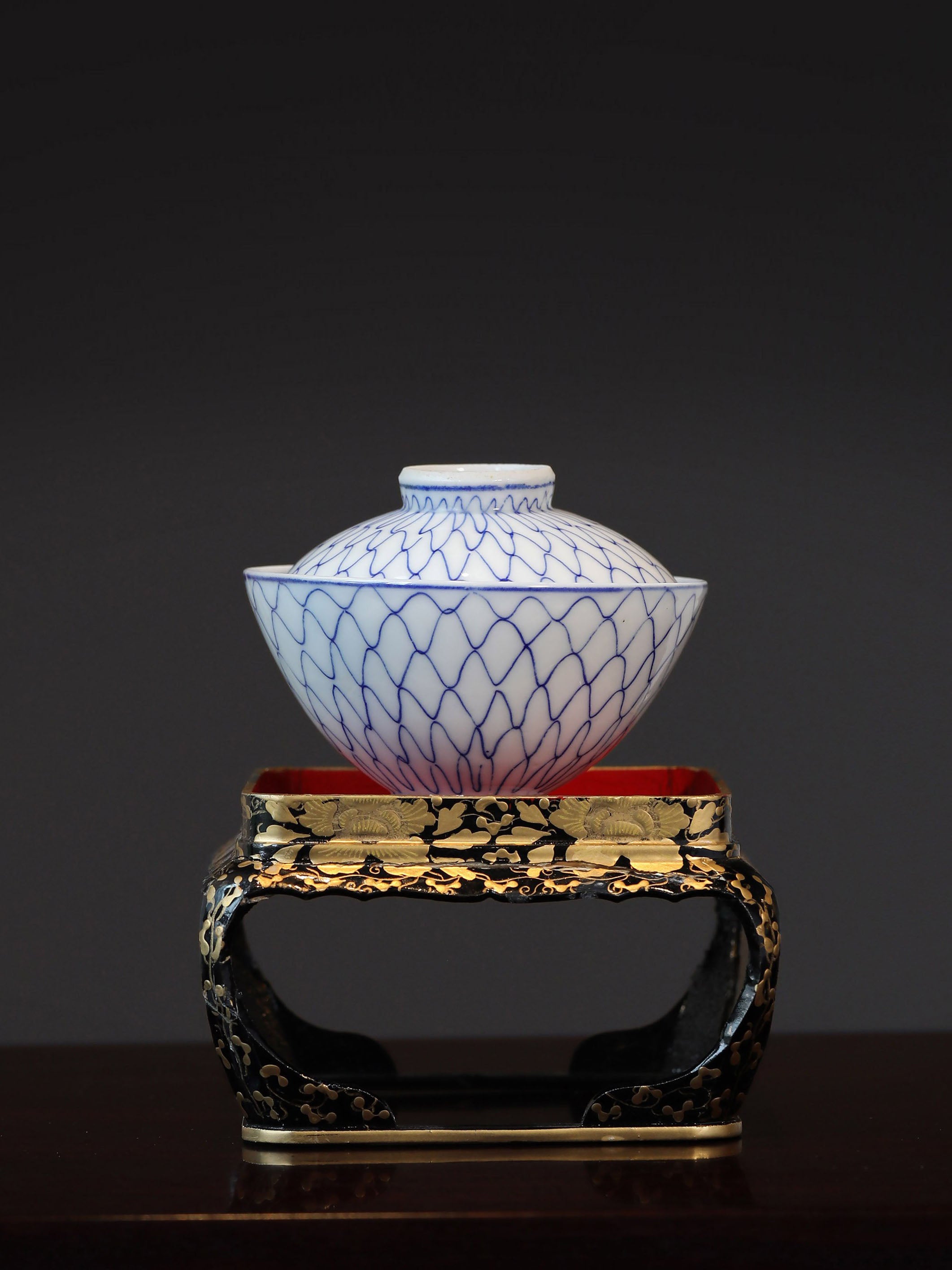 Fishing net pattern blue and white covered bowl / maki-e lacquer stand