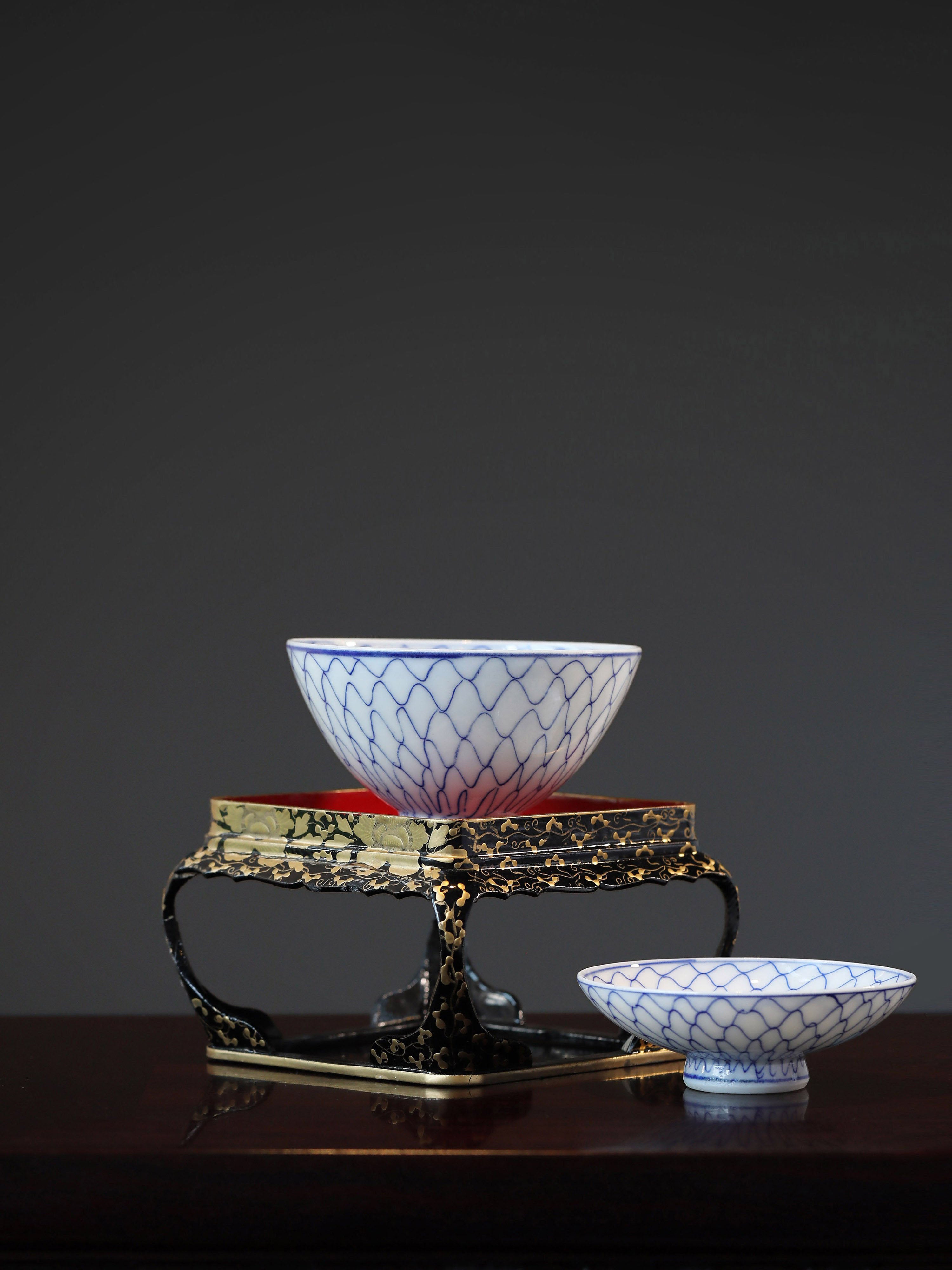 Fishing net pattern blue and white covered bowl / maki-e lacquer stand