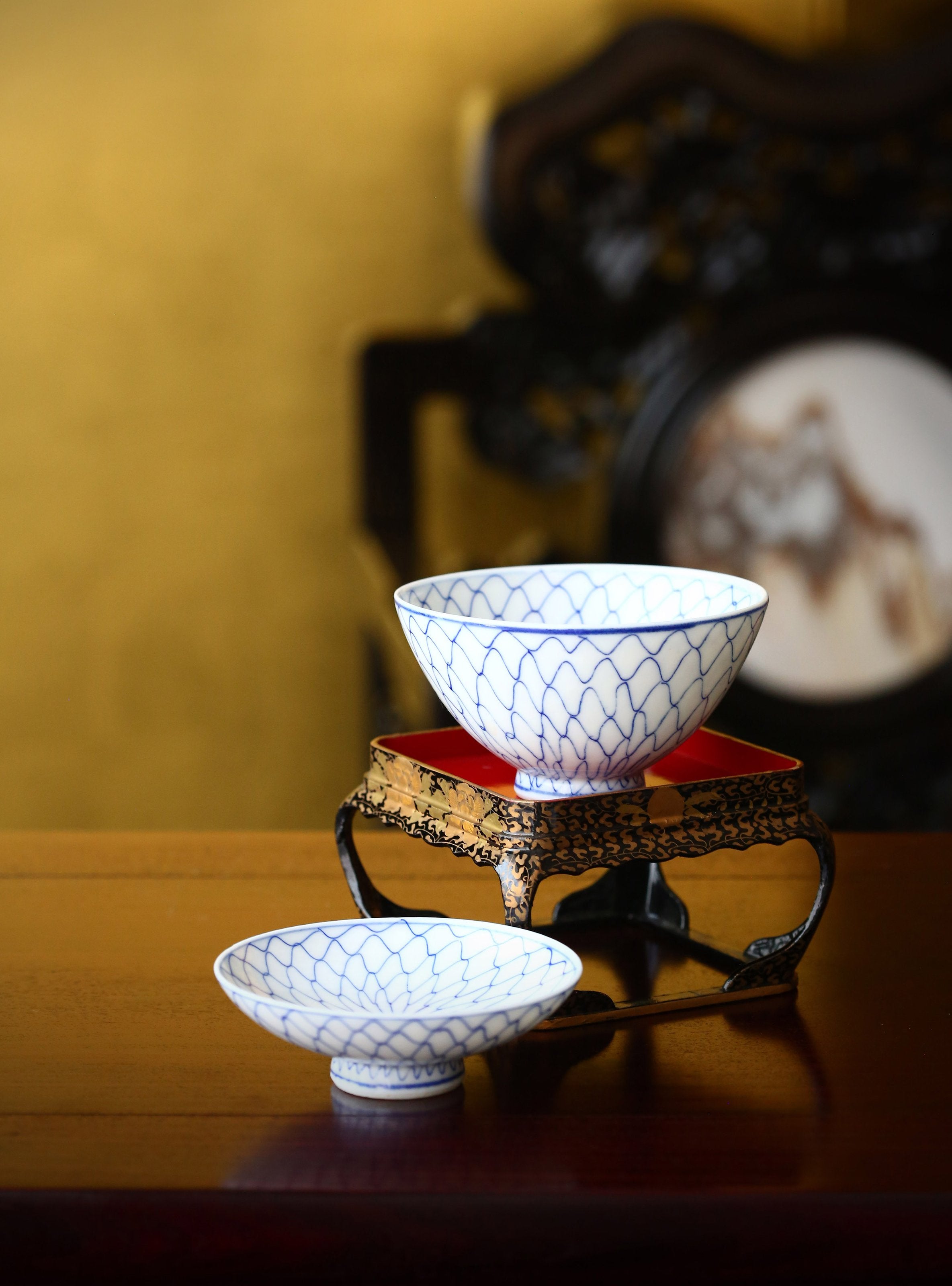 Fishing net pattern blue and white covered bowl / maki-e lacquer stand