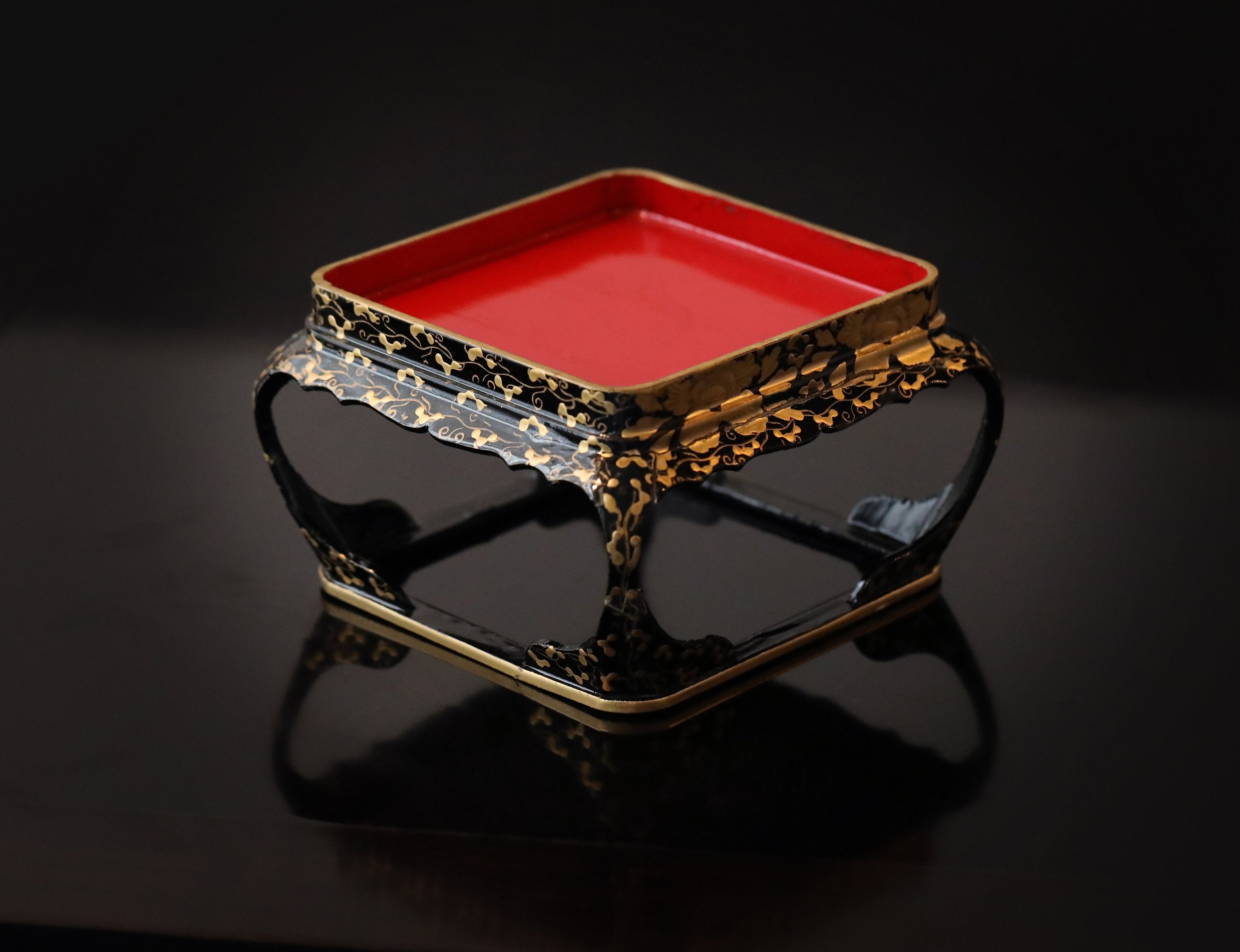 Fishing net pattern blue and white covered bowl / maki-e lacquer stand