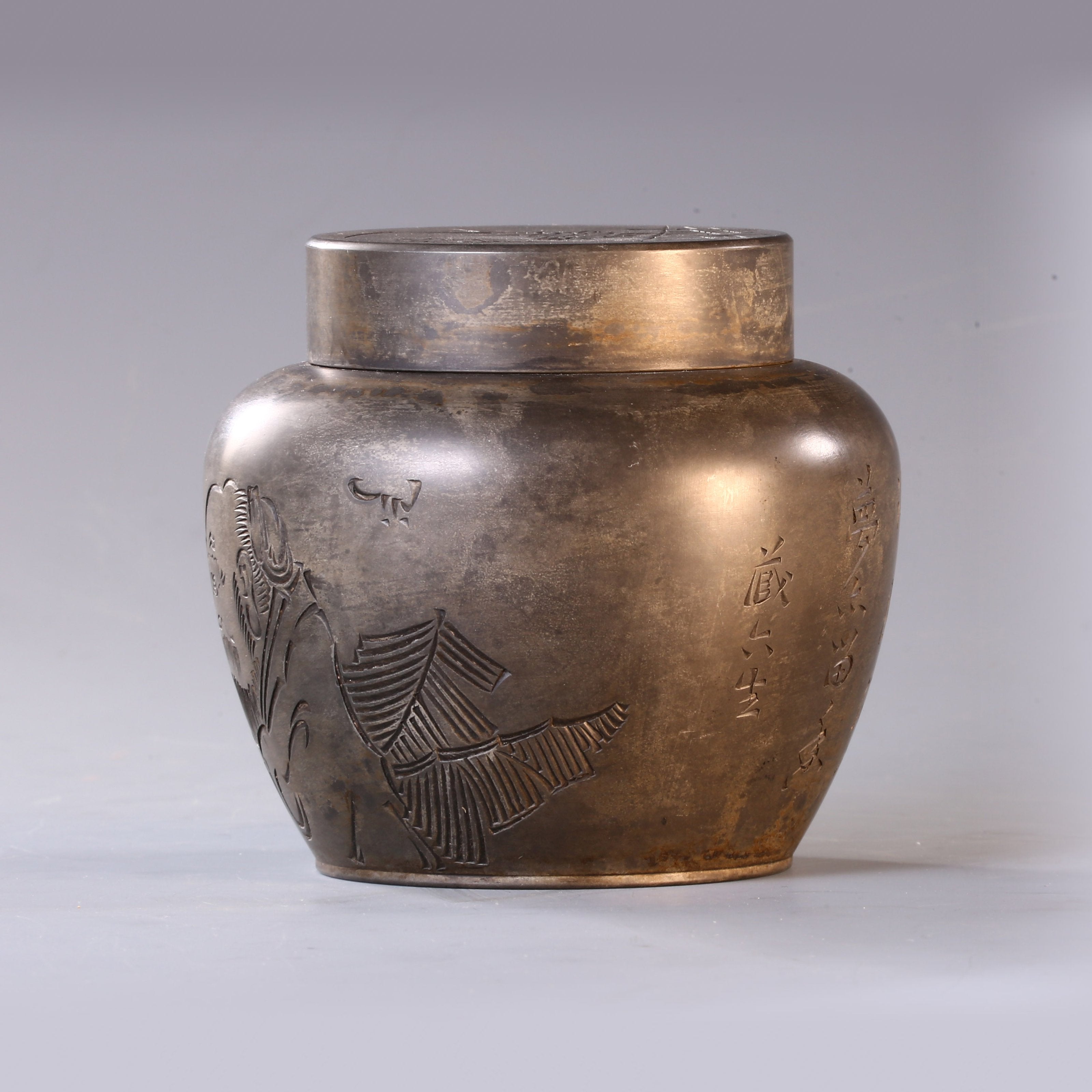 Tibetan Six-Year-Old Tea Canister with Chrysanthemum Design, "Fragrance Lingers Even in Dreams"