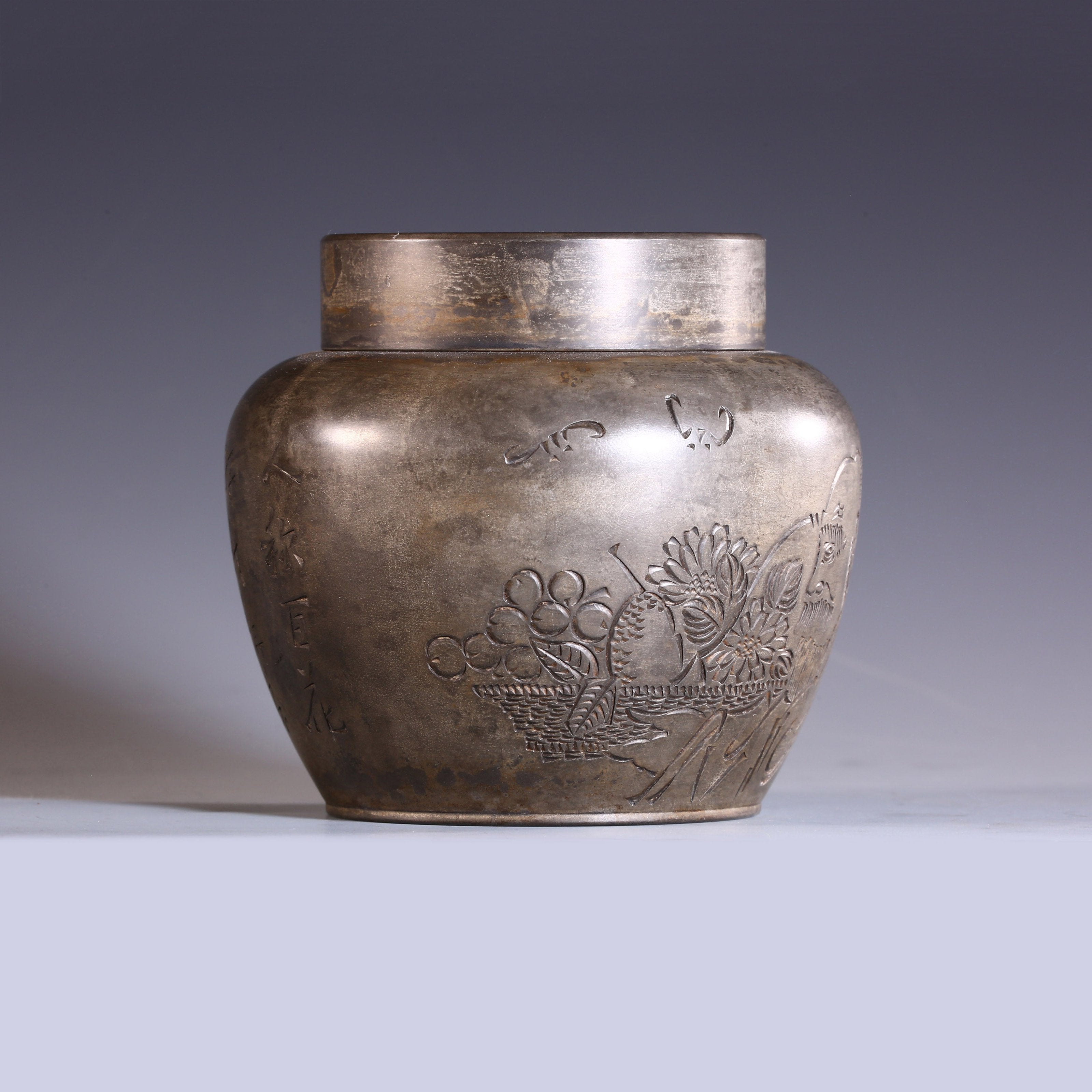 Tibetan Six-Year-Old Tea Canister with Chrysanthemum Design, "Fragrance Lingers Even in Dreams"