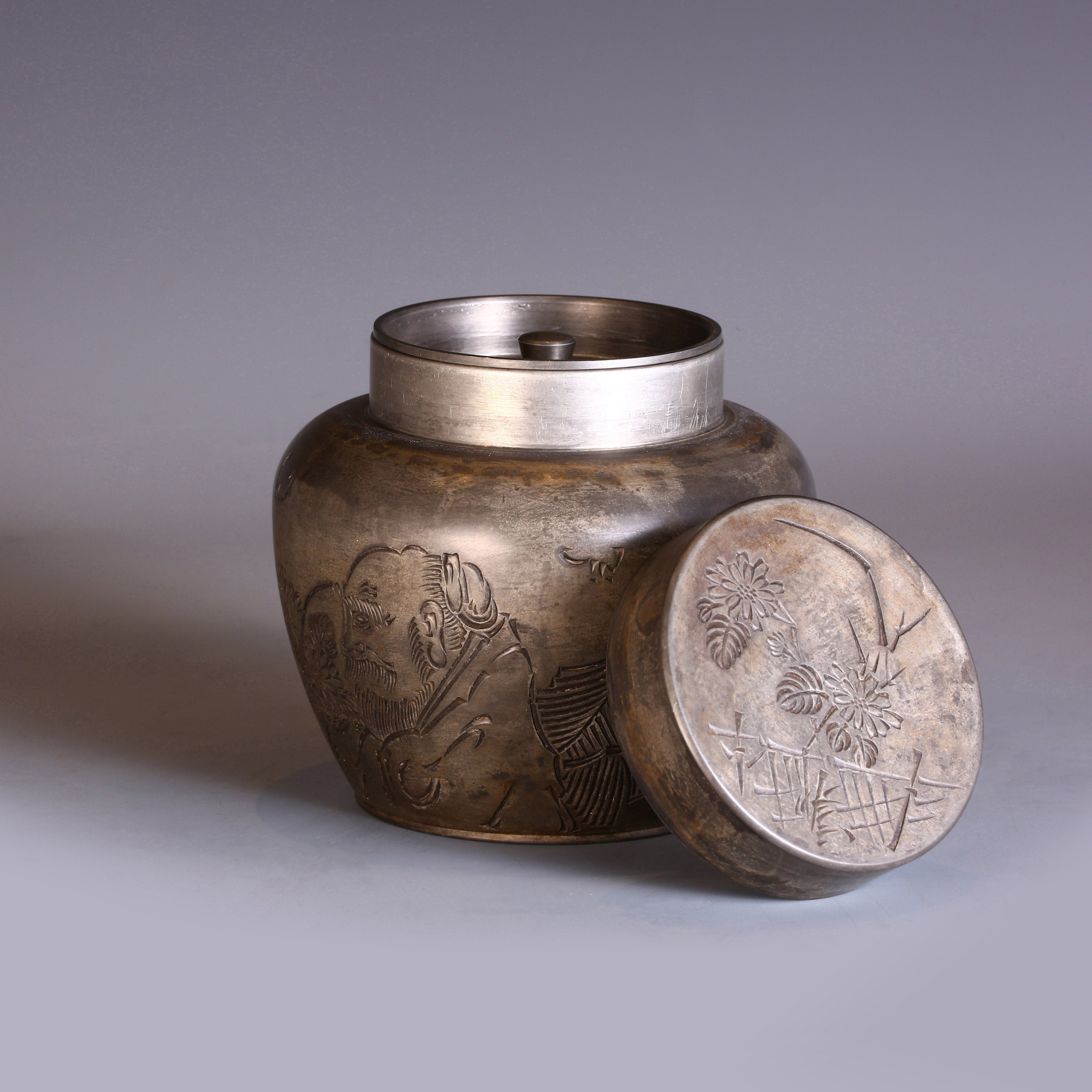 Tibetan Six-Year-Old Tea Canister with Chrysanthemum Design, "Fragrance Lingers Even in Dreams"