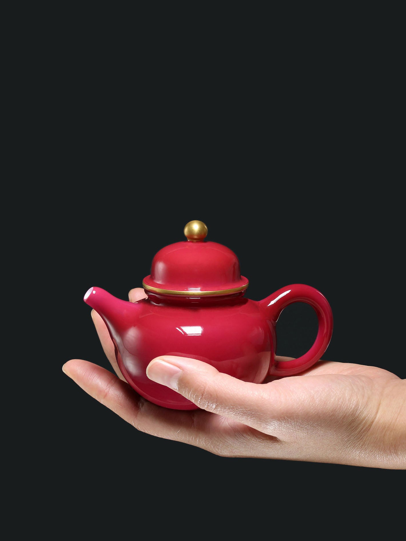 Rouge-dyed spring water pot