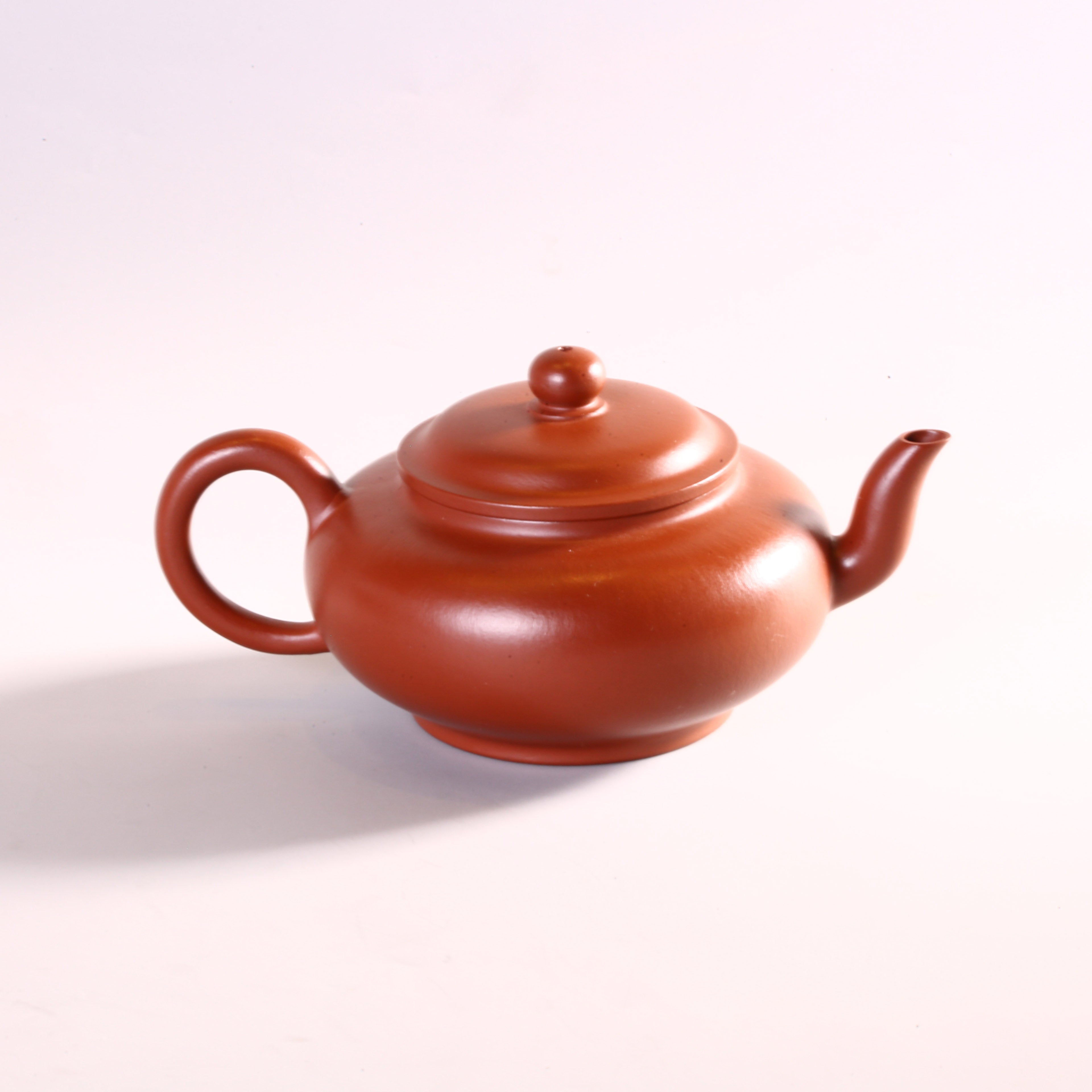 Qin Xun, a renowned master of Zhu Ni clay, crafted a flat palace lantern.