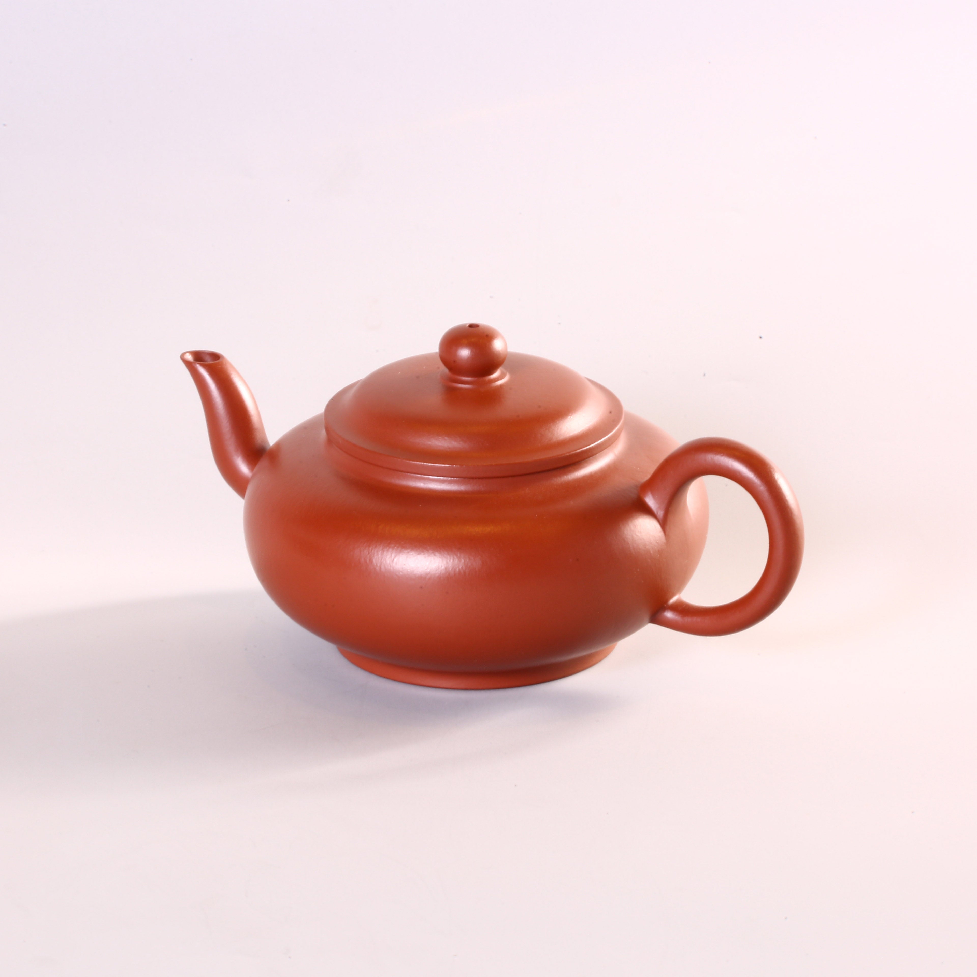 Qin Xun, a renowned master of Zhu Ni clay, crafted a flat palace lantern.