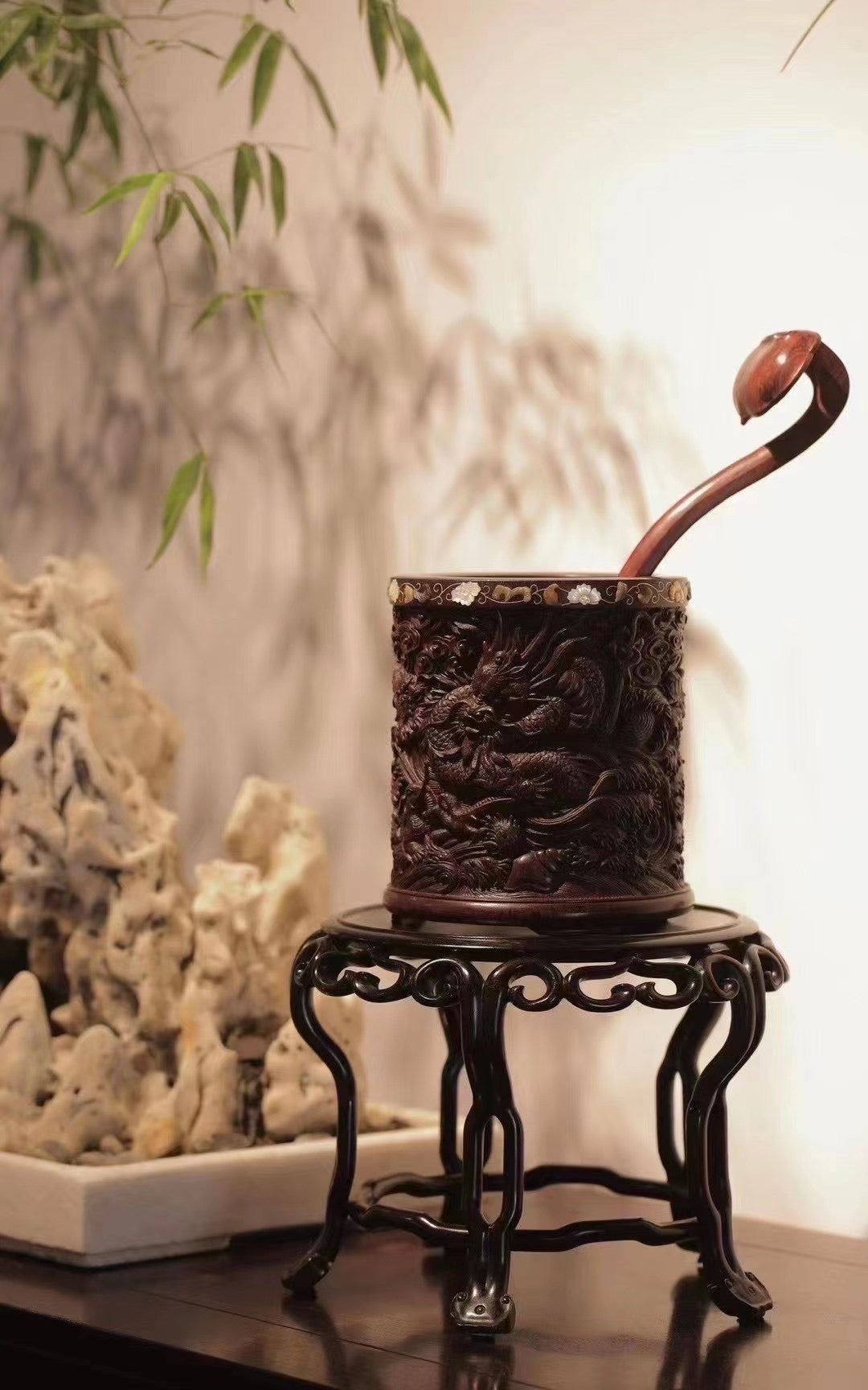 Rosewood dragon-carved pen holder