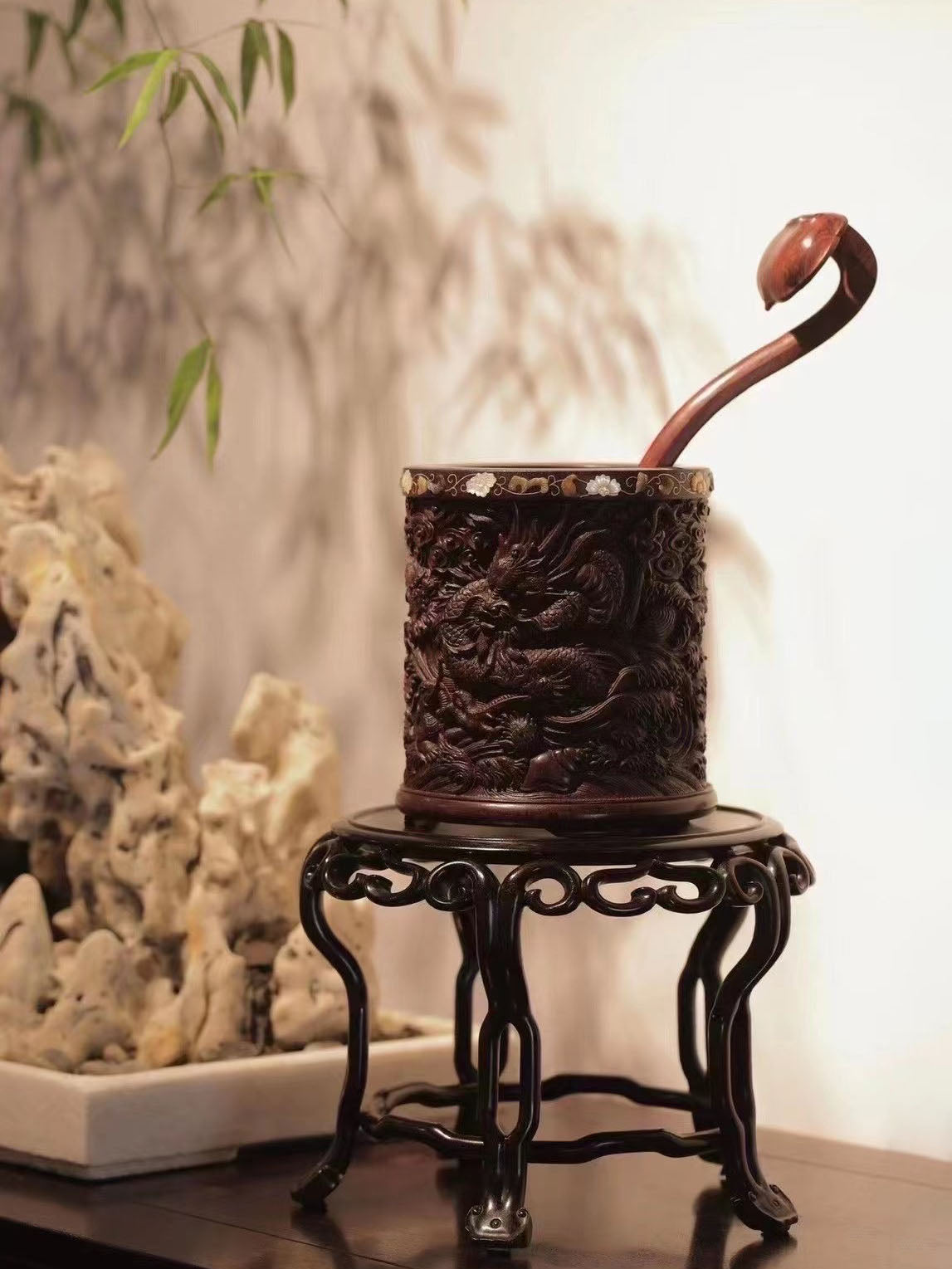 Rosewood dragon-carved pen holder