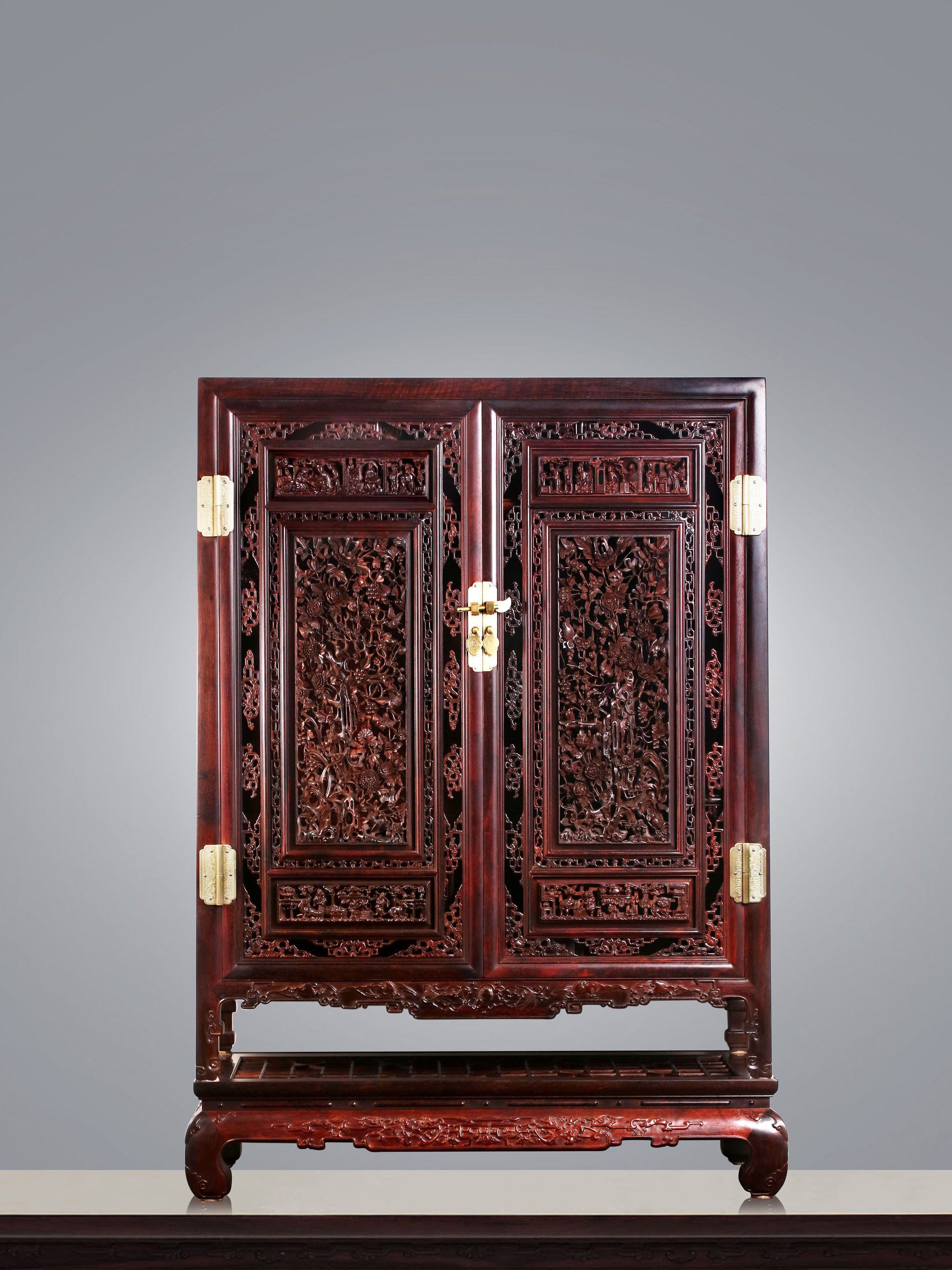 Rosewood openwork antique-style tea cabinet