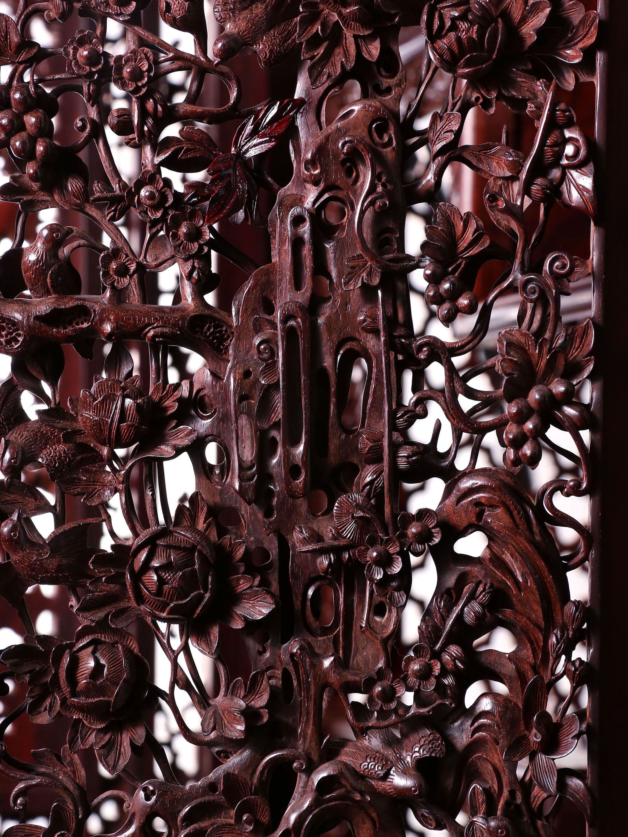 Rosewood openwork antique-style tea cabinet